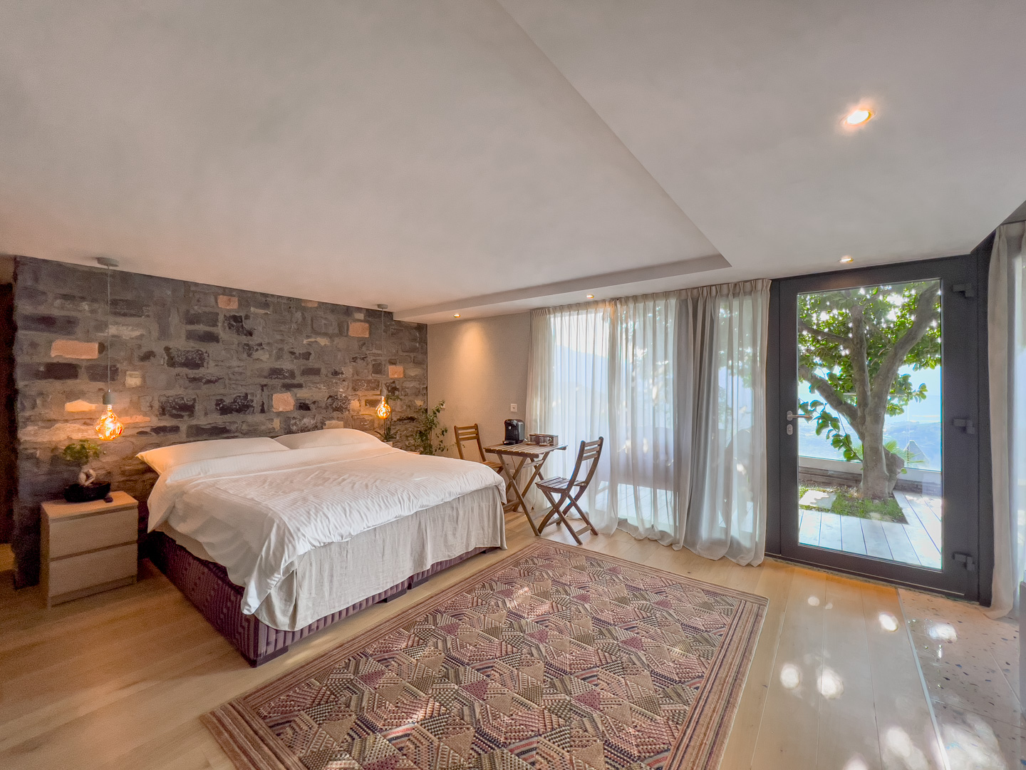 Stunning villa with swimming pool and glimpse of the lake for sale in Cademario