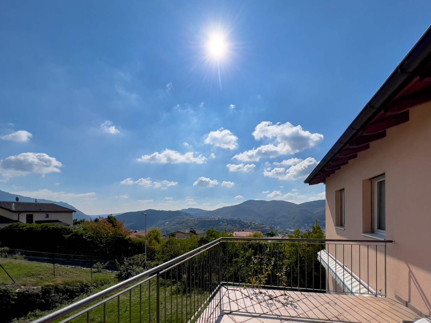 Casa gemella con ampio giardino in vendita a Vacallo