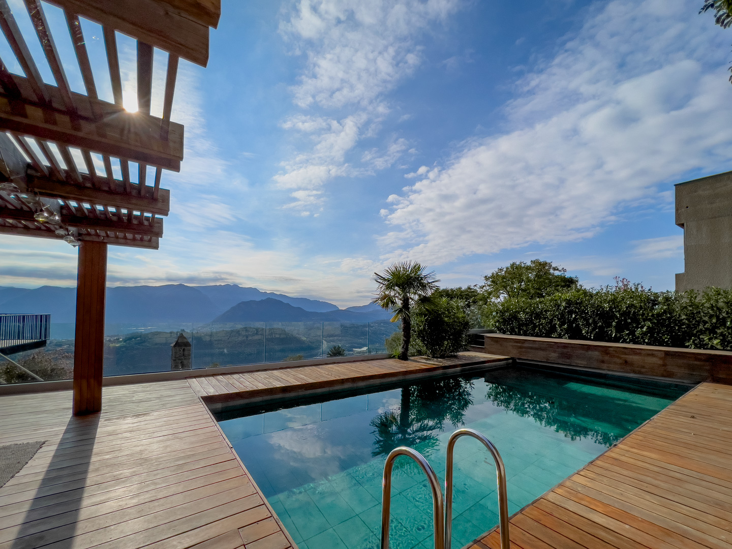 Stunning villa with swimming pool and glimpse of the lake for sale in Cademario