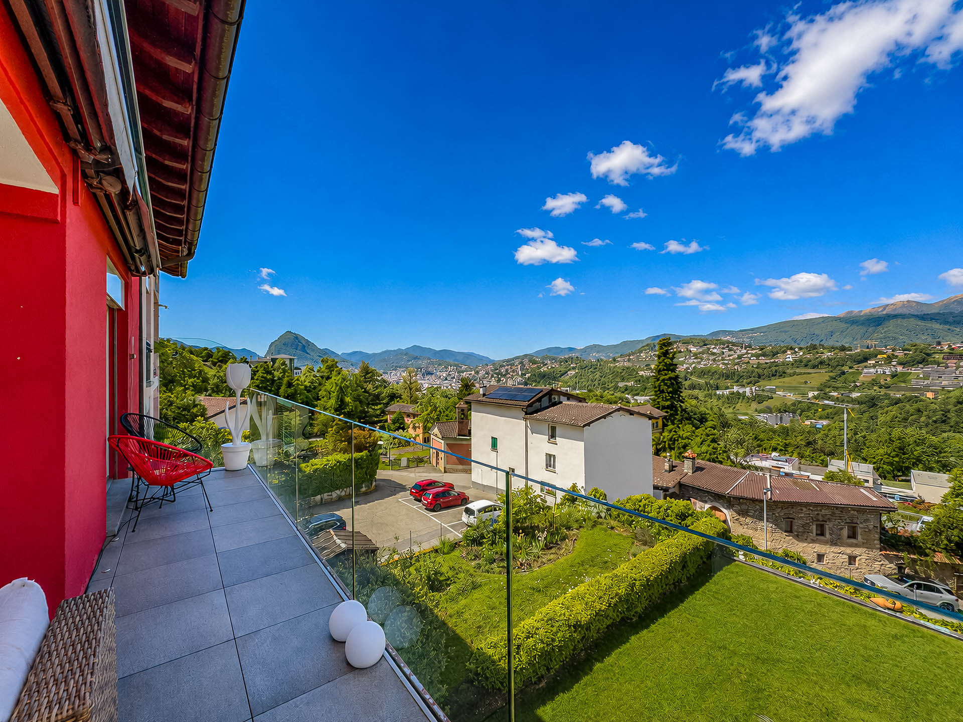 Moderna casa con giardino e vista aperta in vendita a Davesco Moderna casa con giardino e vista aperta in vendita a Davesco