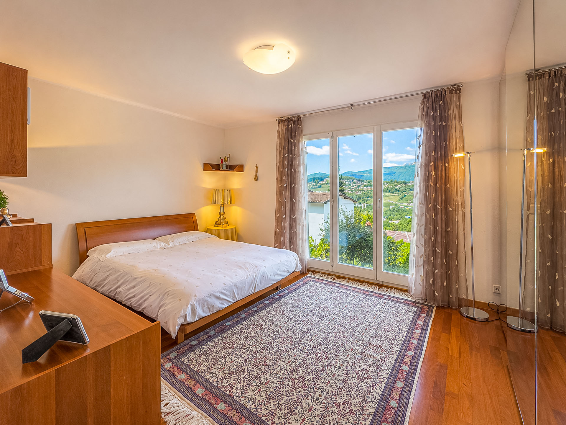 Moderna casa con giardino e vista aperta in vendita a Davesco Moderna casa con giardino e vista aperta in vendita a Davesco