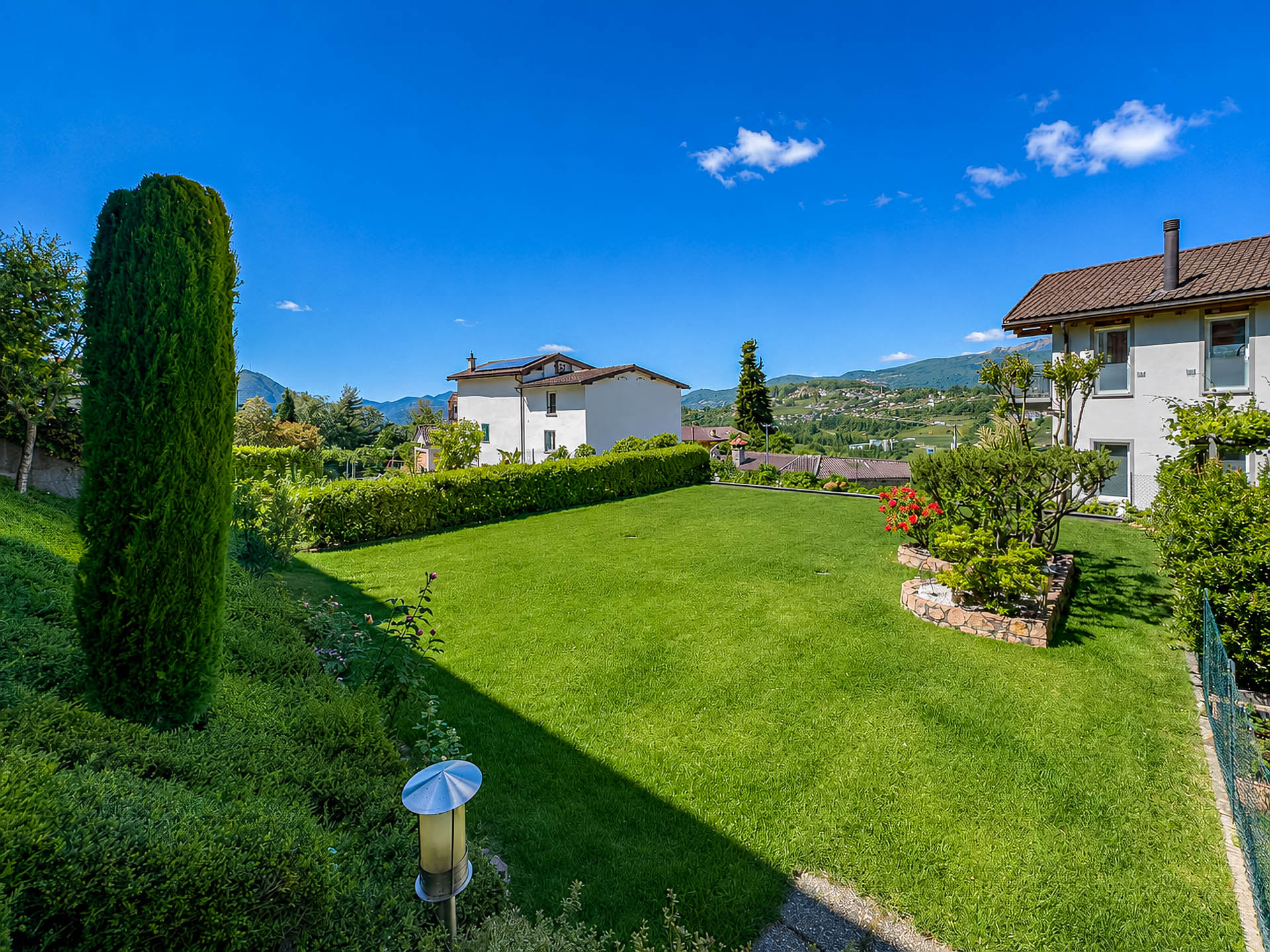 Moderna casa con giardino e vista aperta in vendita a Davesco Moderna casa con giardino e vista aperta in vendita a Davesco