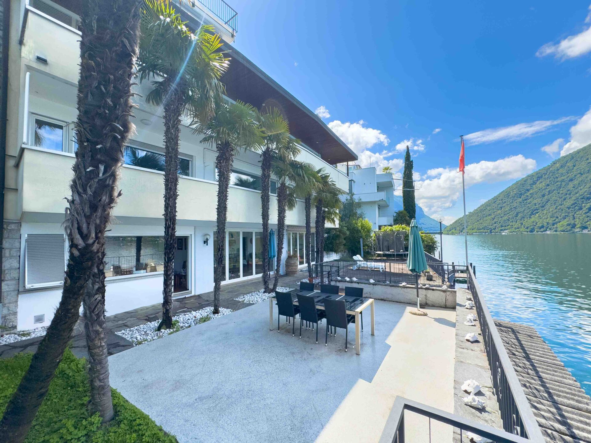 Villa sul lago in vendita a Bissone con posti barca privati