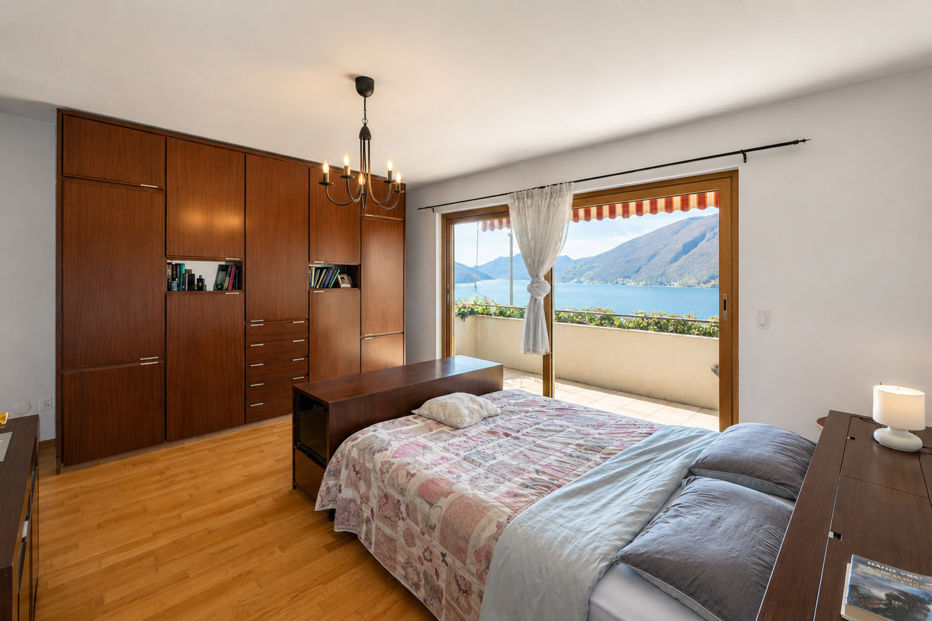 Casa unifamiliare vista lago in vendita a Bissone Casa unifamiliare vista lago in vendita a Bissone