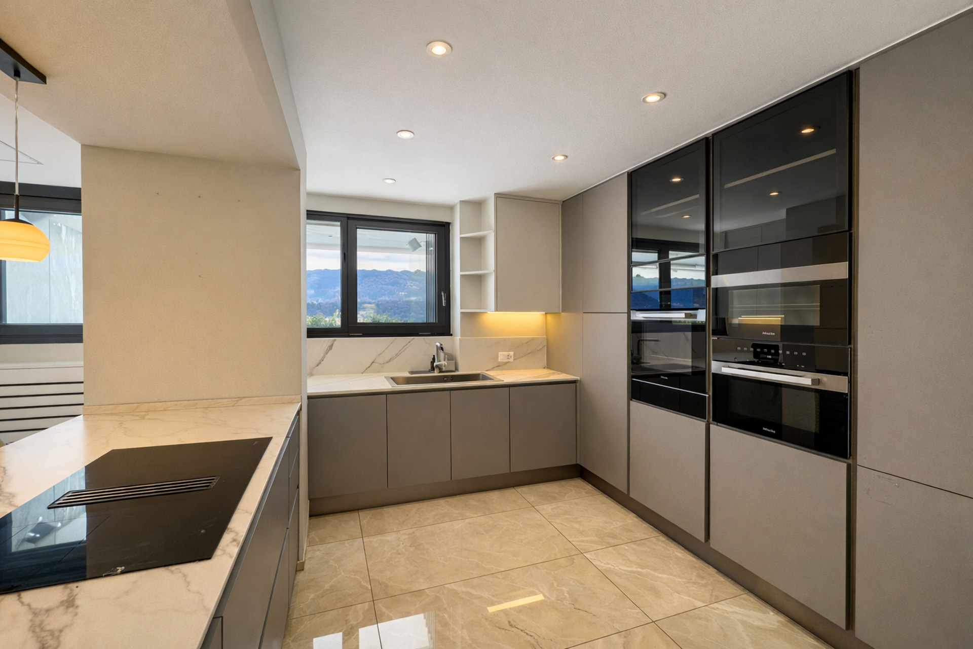 Luxury villa with pool for sale in Collina d’Oro