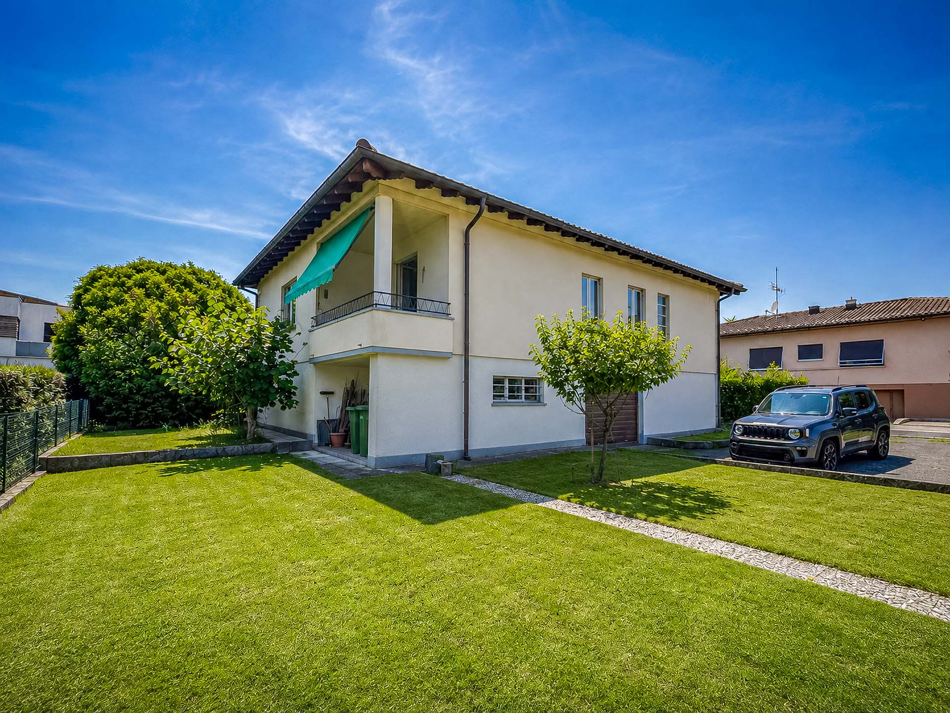 Casa unifamiliare con grande giardino in vendita a Morbio inferiore Casa unifamiliare con grande giardino in vendita a Morbio inferiore