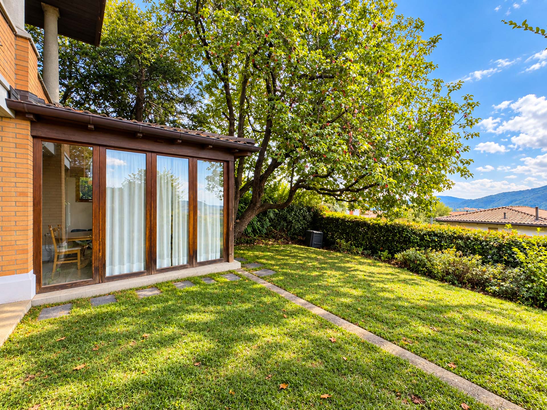 Villa con ampio giardino in vendita a Vacallo Villa con ampio giardino in vendita a Vacallo