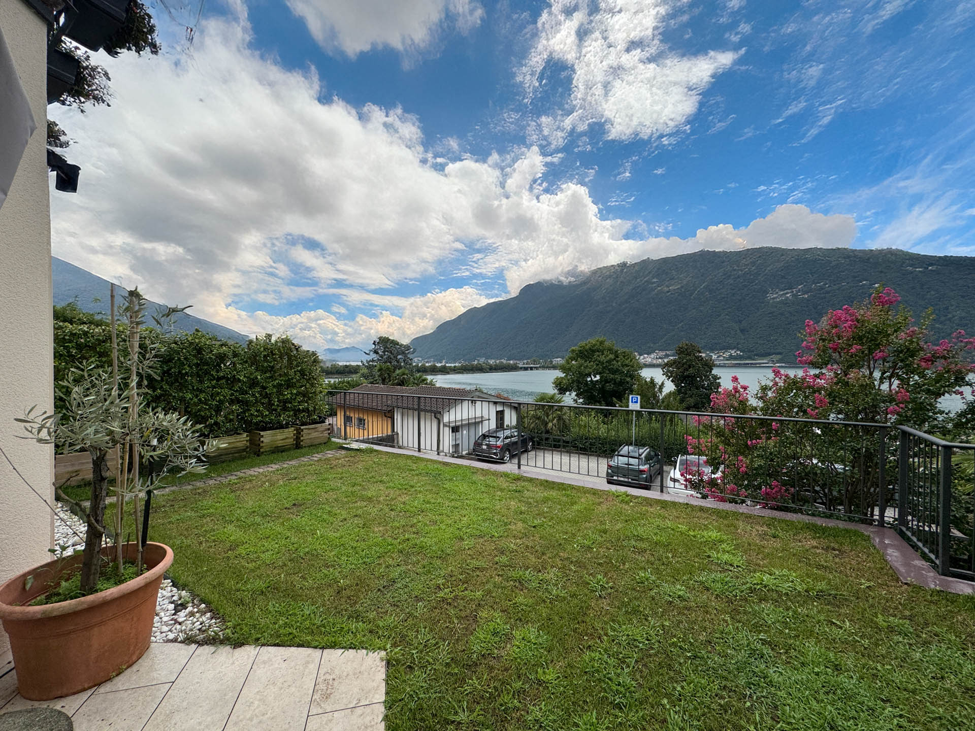 Lake-view twin house for sale in Bissone