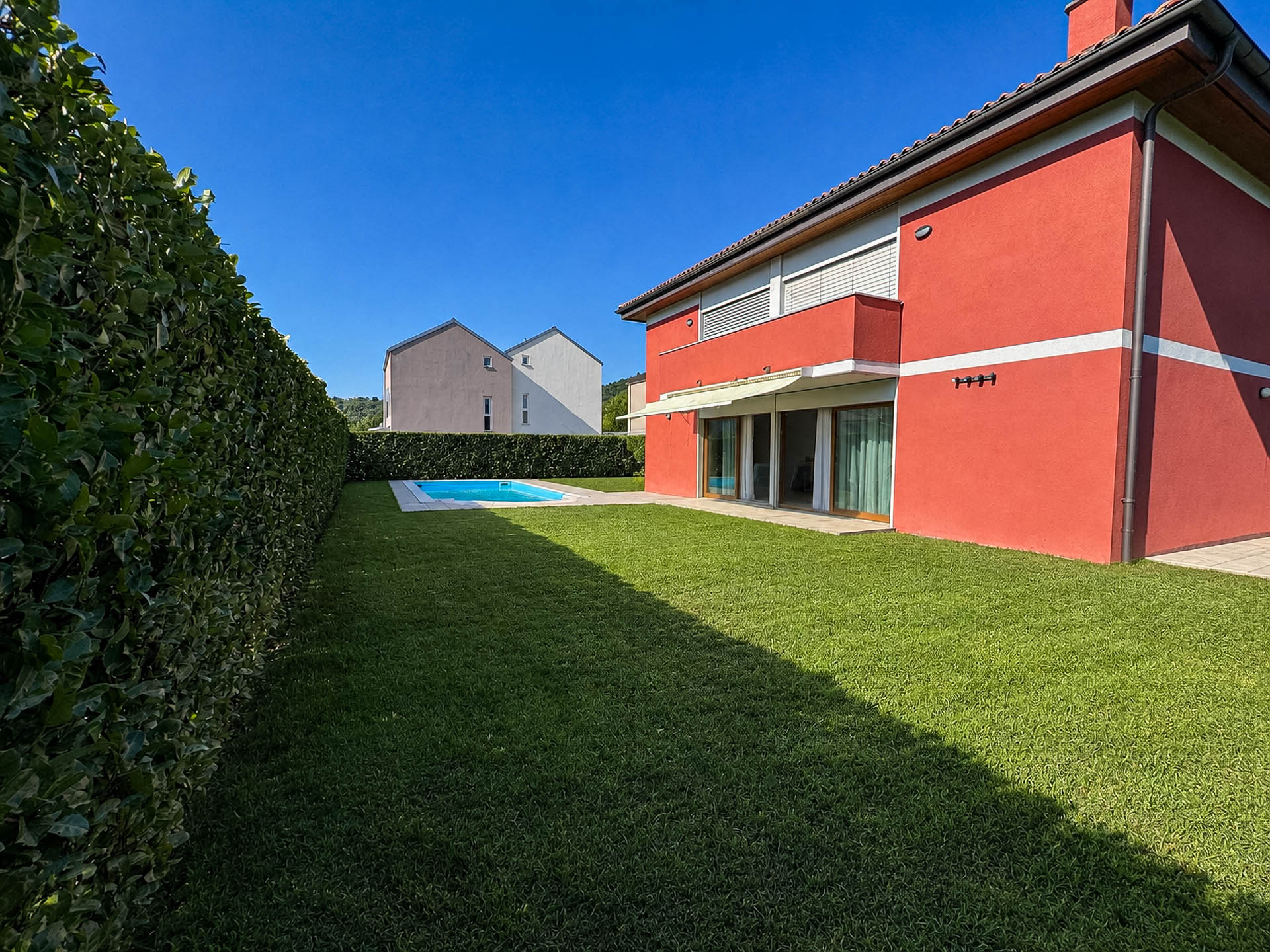 Casa unifamiliare con giardino e piscina in vendita a Novazzano