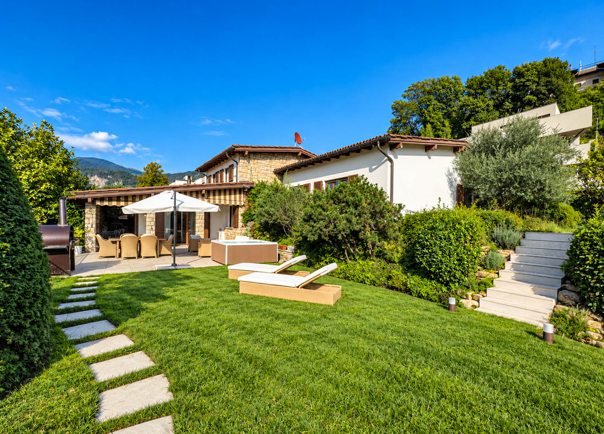 Villa con ampio giardino in vendita a Mendrisio Villa con ampio giardino in vendita a Mendrisio