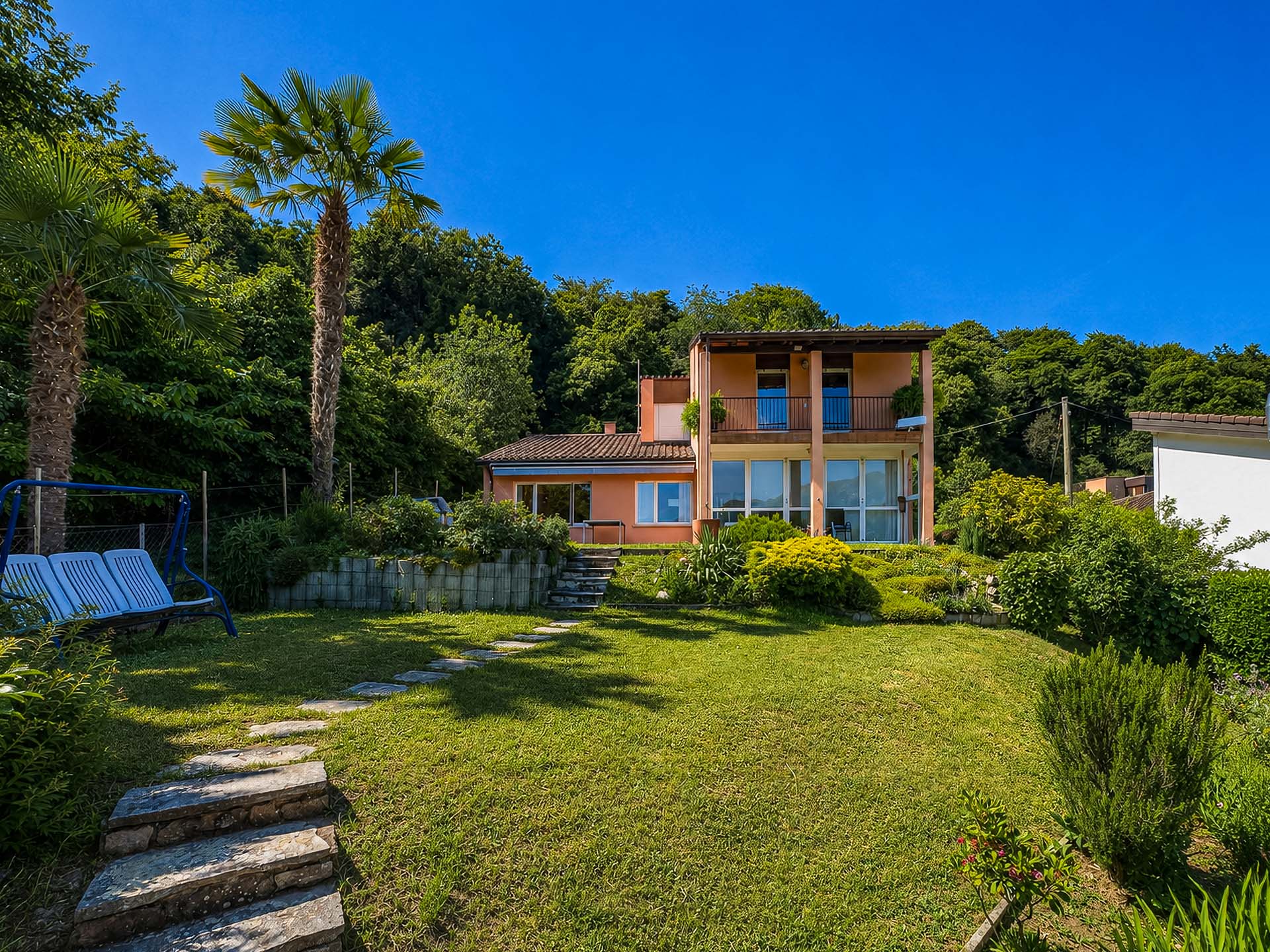 Lake-view single-family house for sale in Carona