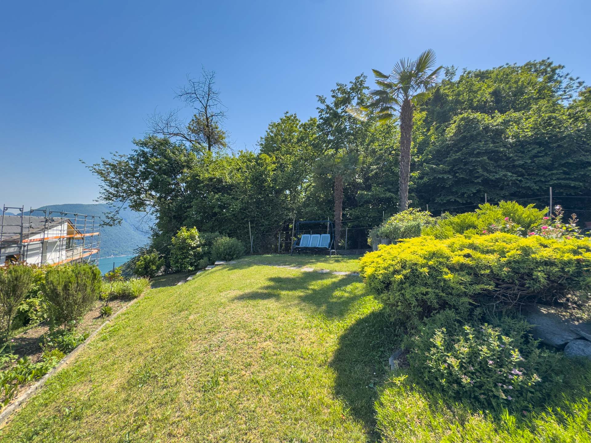 Lake-view single-family house for sale in Carona