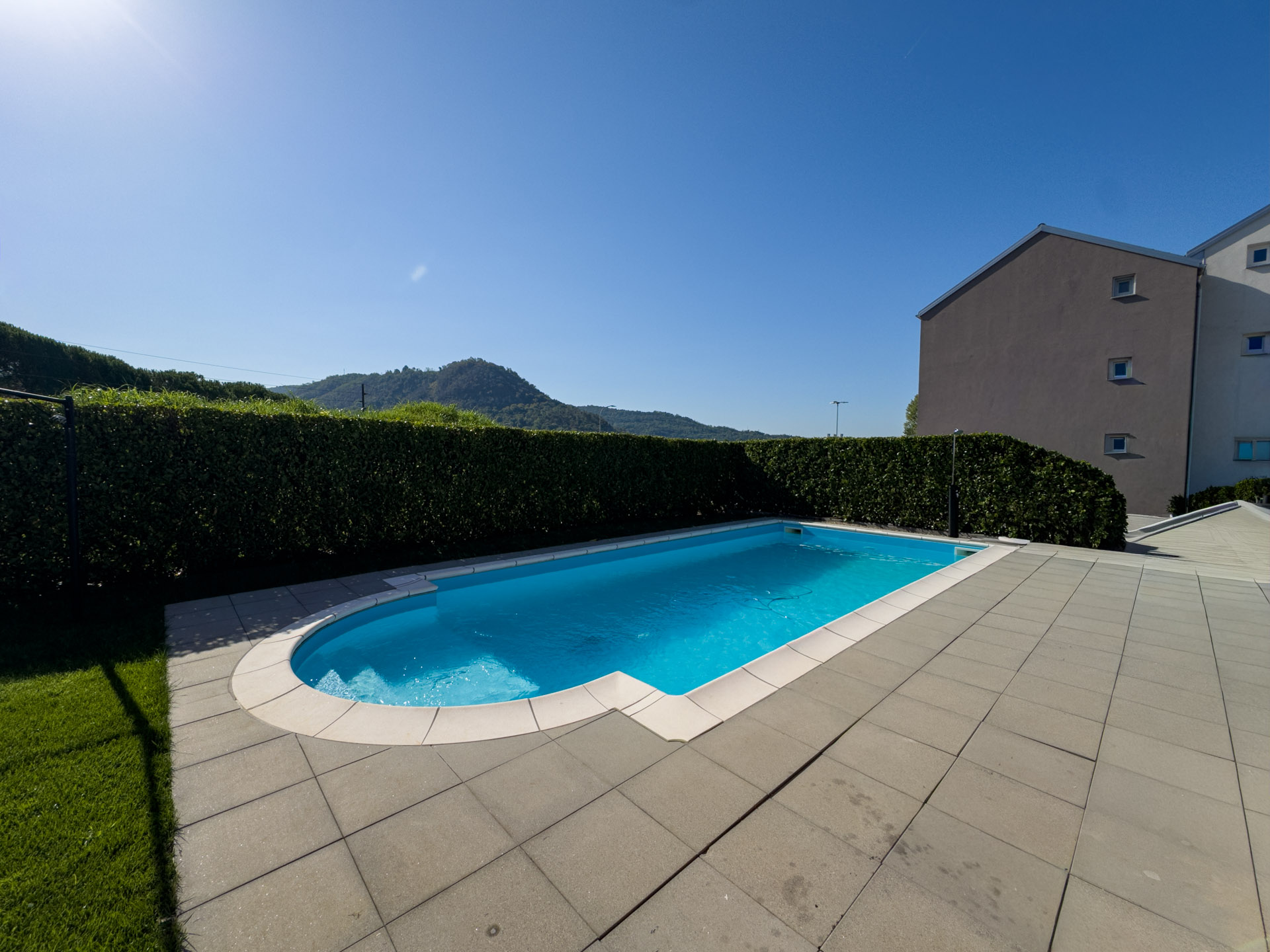 Casa unifamiliare con giardino e piscina in vendita a Novazzano