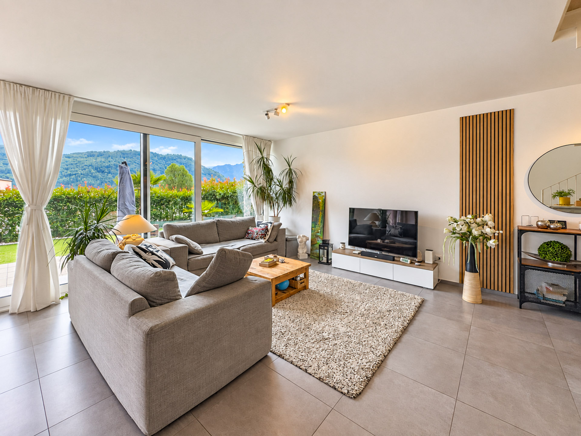 Casa a schiera con giardino e vista aperta in vendita ad Agno Casa a schiera con giardino e vista aperta in vendita ad Agno