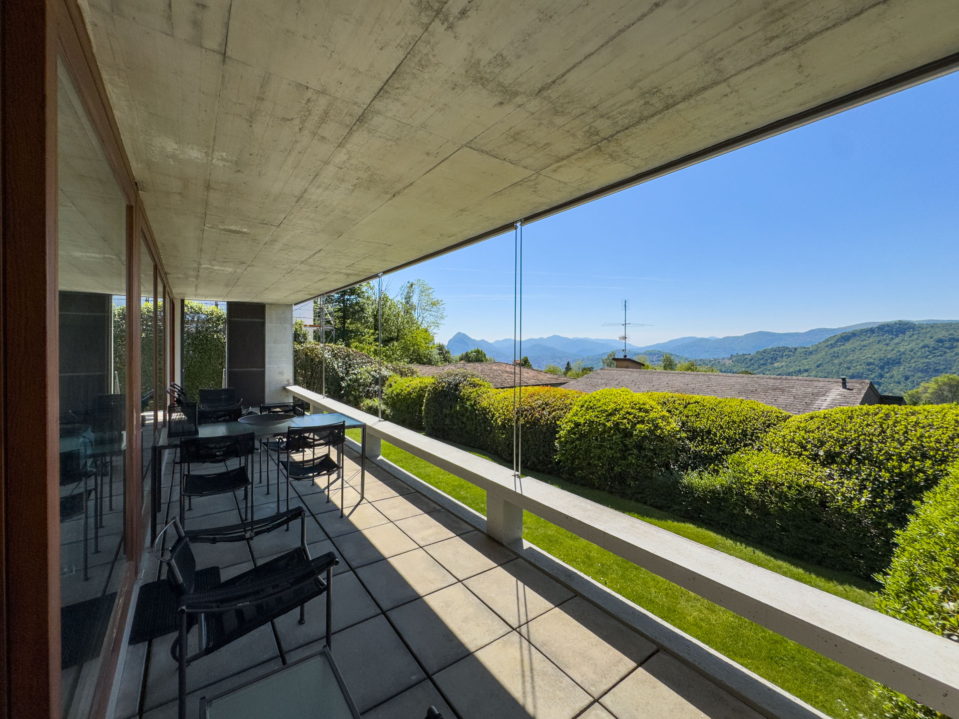 Casa contigua con giardino in vendita a Villa Luganese