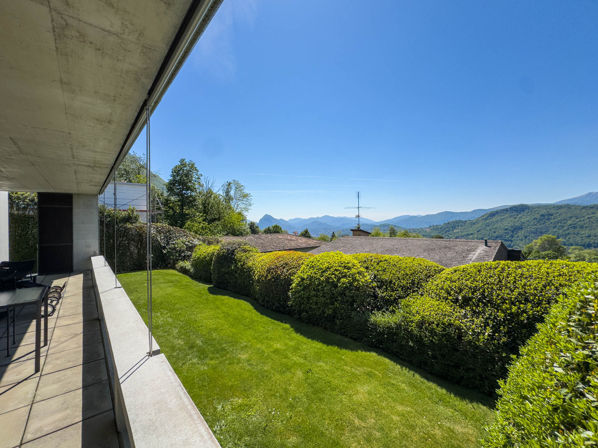 Casa contigua con giardino in vendita a Villa Luganese
