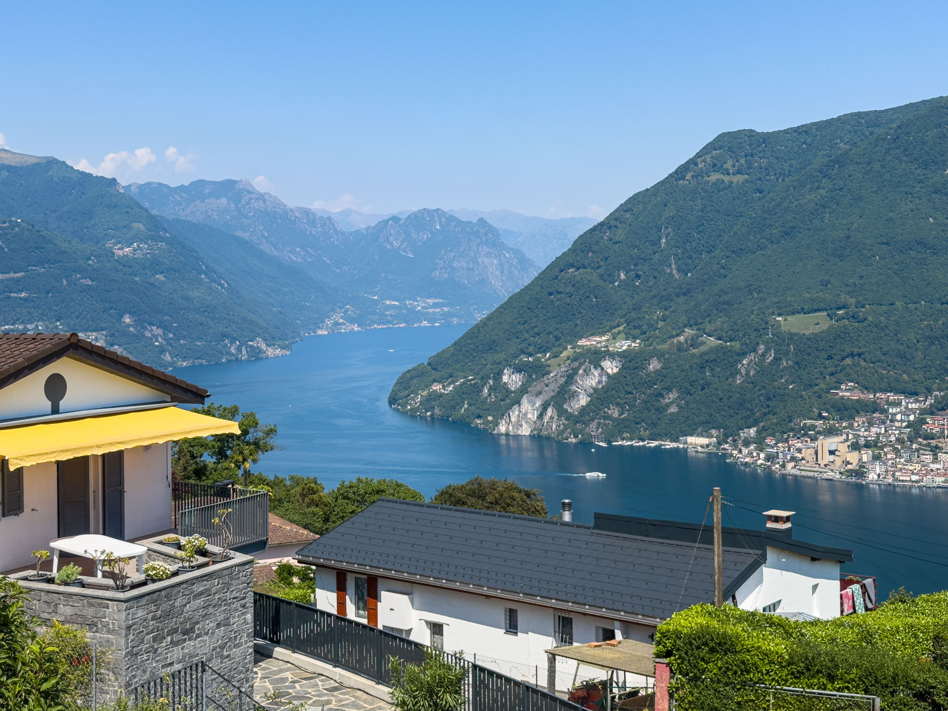 Villa con giardino e vista aperta sul golfo di Lugano in vendita a Carona