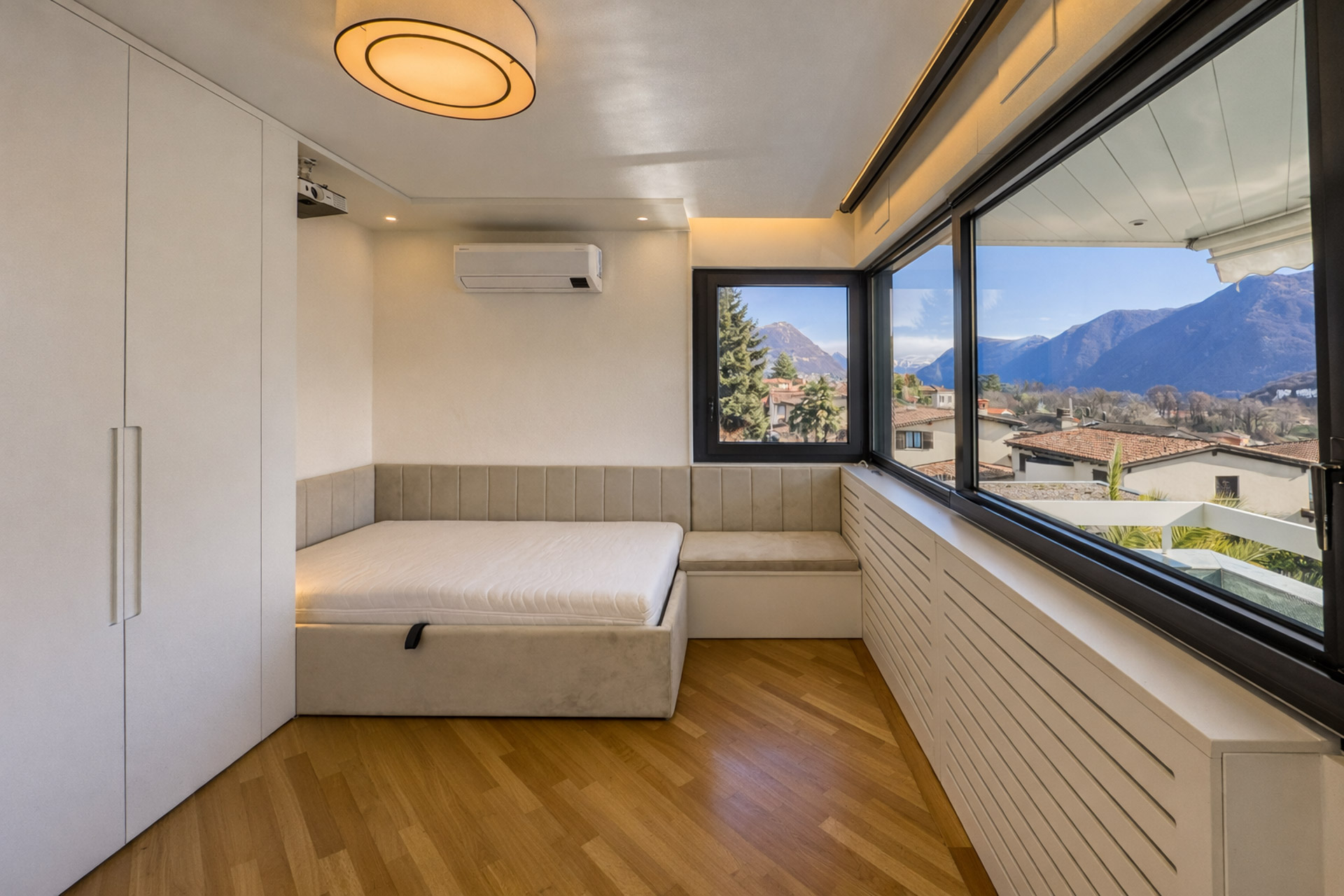 Luxury villa with pool for sale in Collina d’Oro