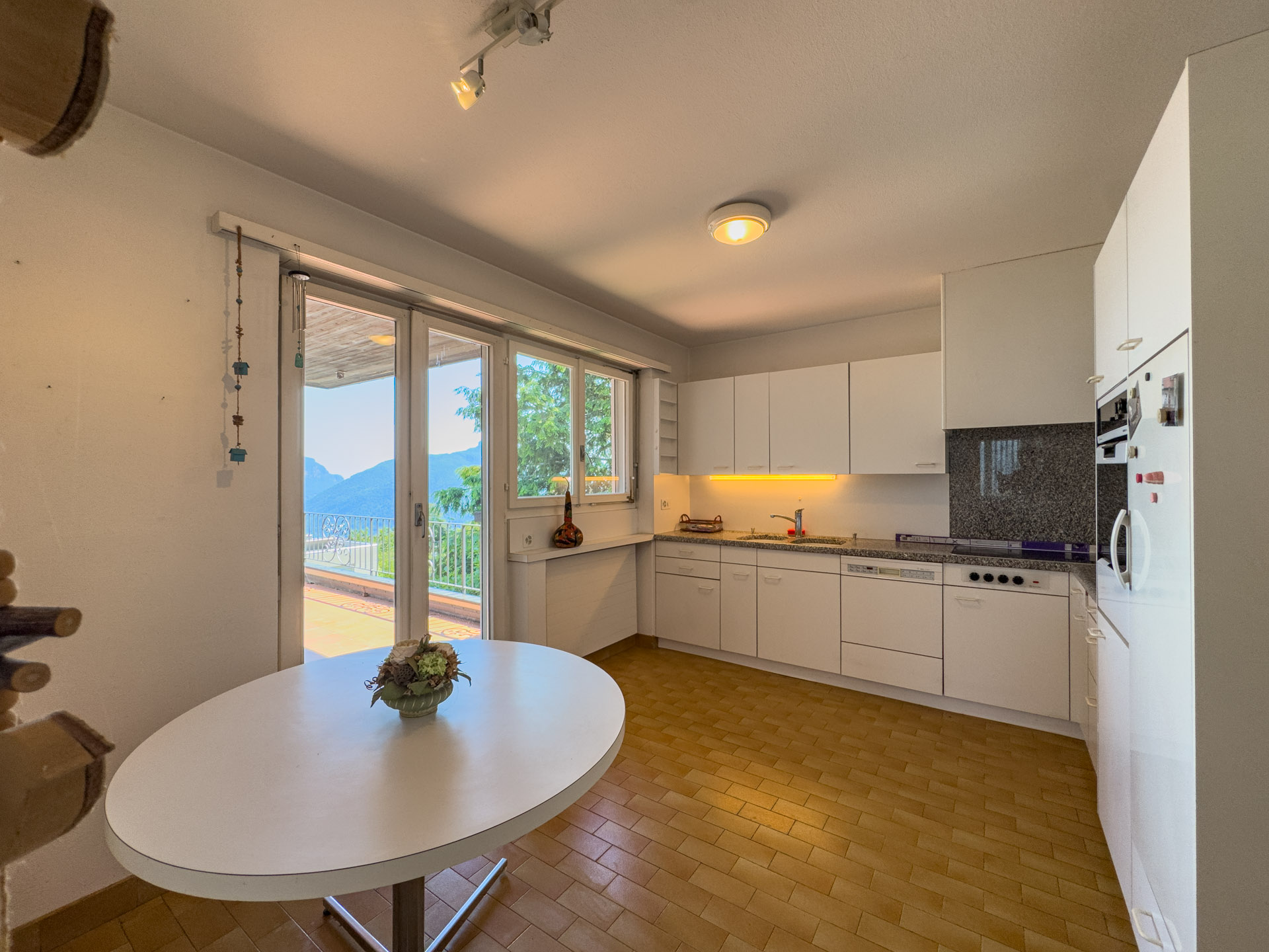 Villa con giardino e vista aperta sul golfo di Lugano in vendita a Carona