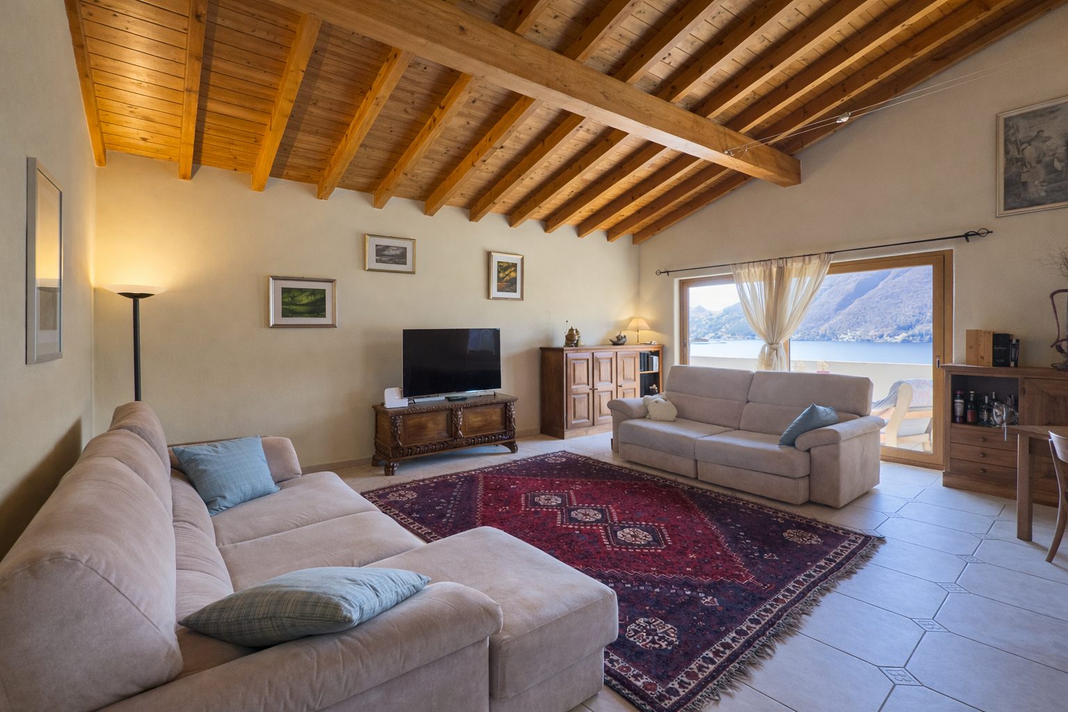 Lake-view single-family house for sale in Bissone