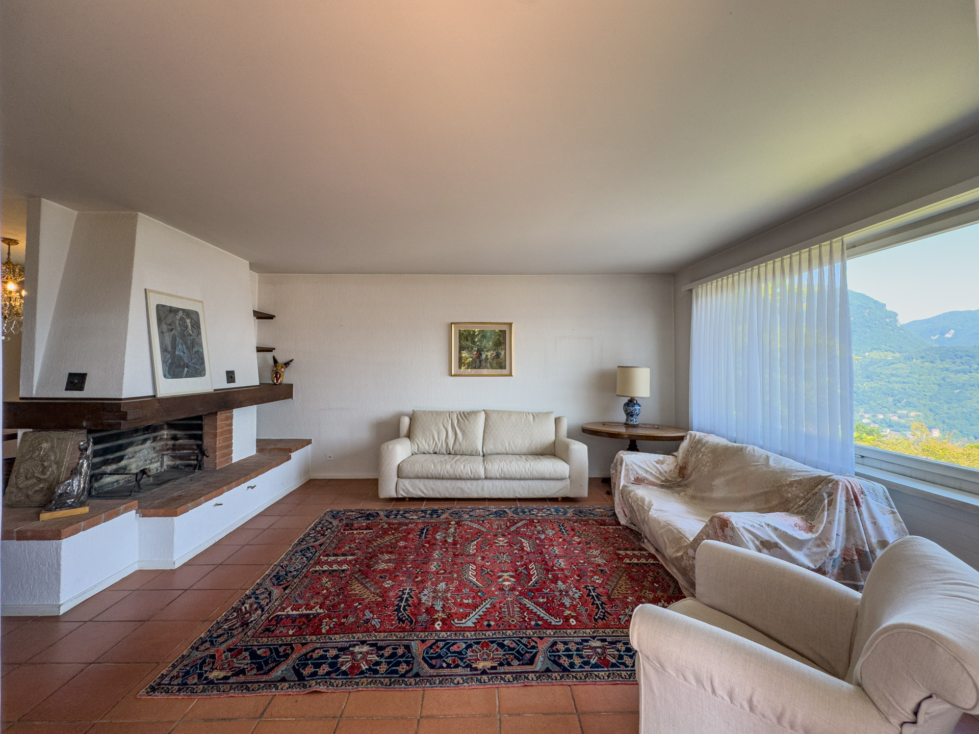 Villa con giardino e vista aperta sul golfo di Lugano in vendita a Carona