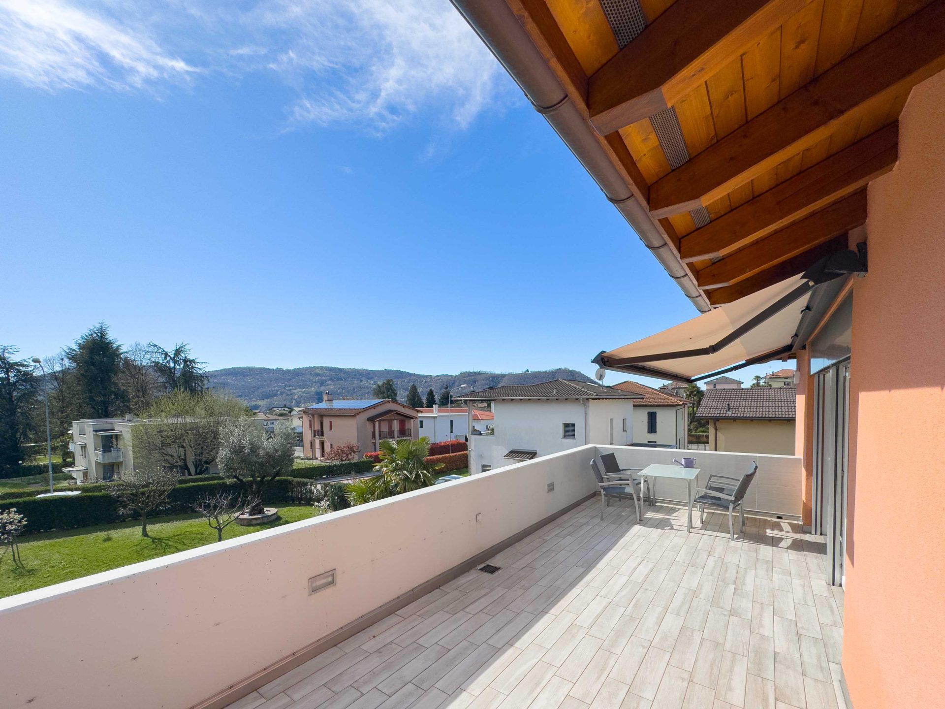 Casa bifamiliare con grande giardino in vendita a Morbio Inferiore
