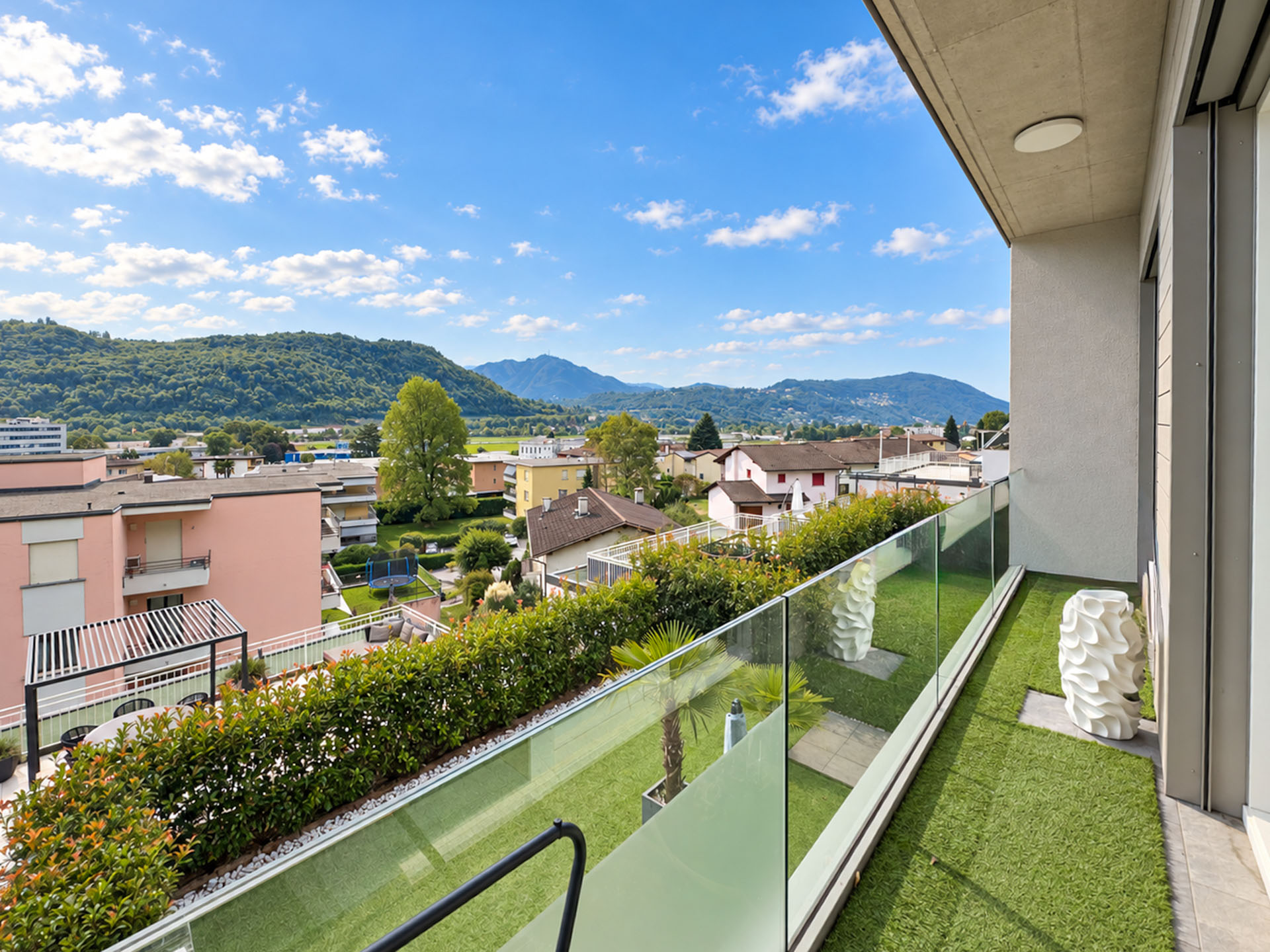 Casa a schiera con giardino e vista aperta in vendita ad Agno Casa a schiera con giardino e vista aperta in vendita ad Agno