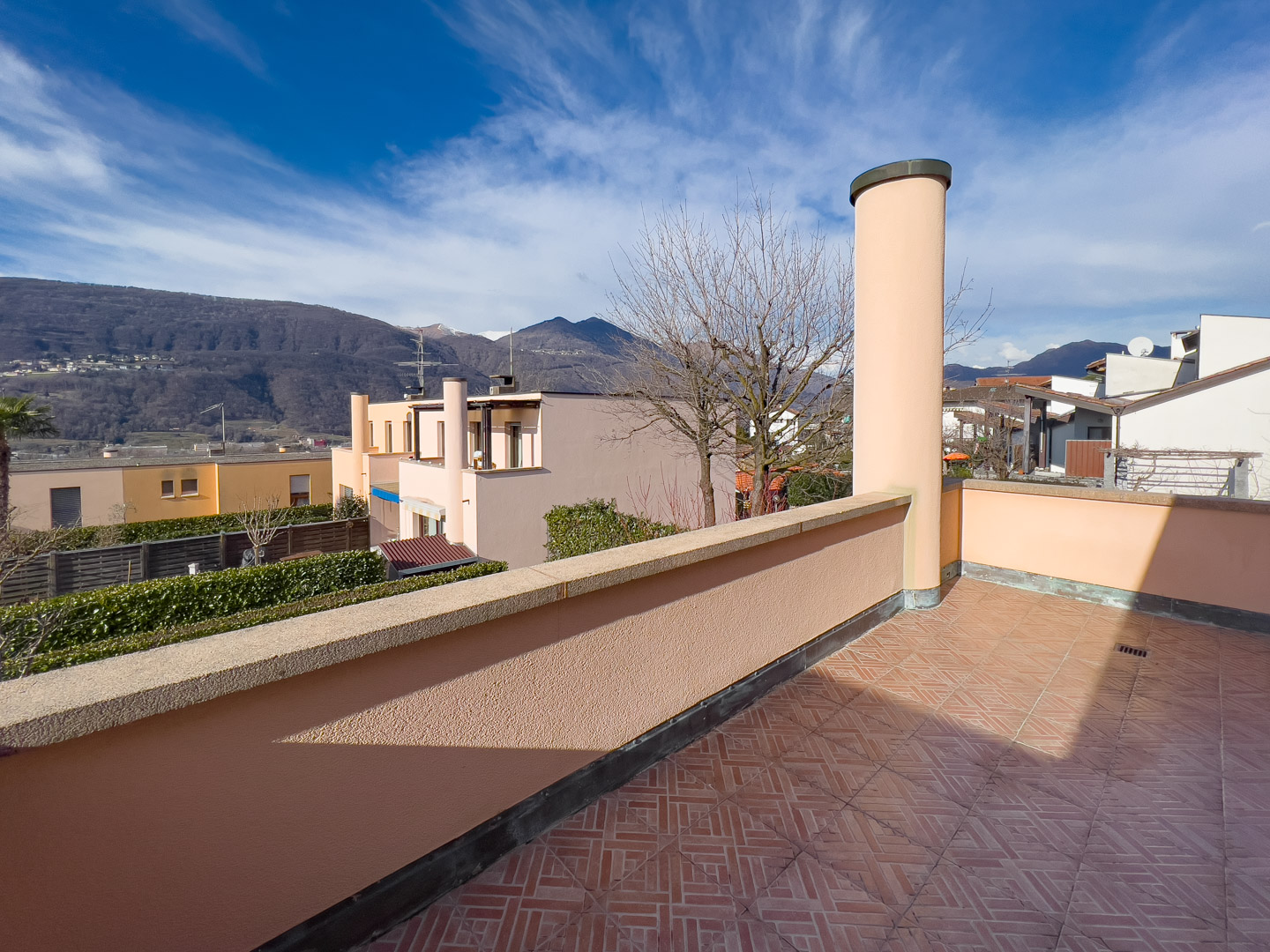 Villetta a schiera di testa con vista aperta in vendita a Vezia Villetta a schiera di testa con vista aperta in vendita a Vezia