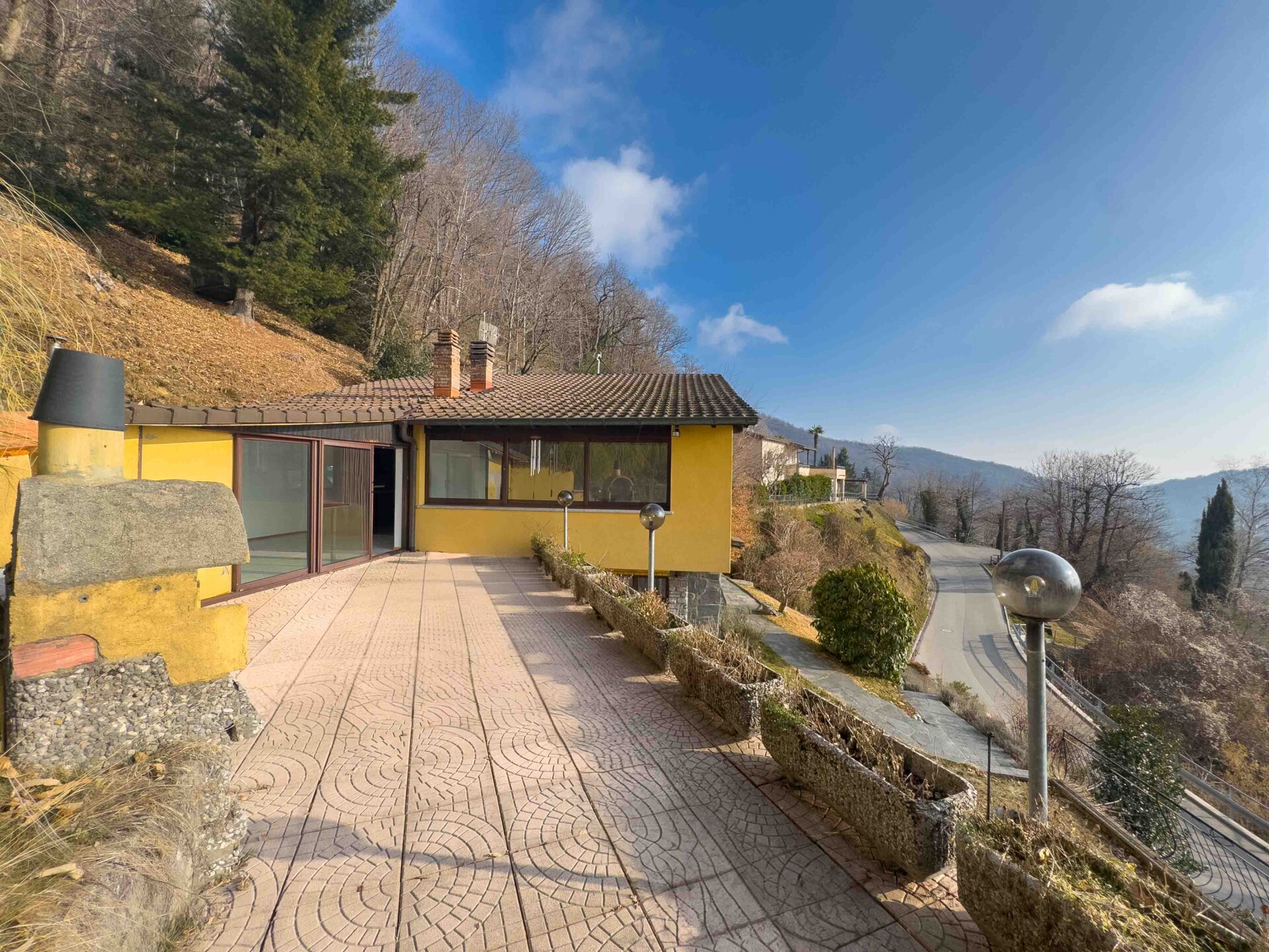 Large single-family house for sale in Aranno Large single-family house for sale in Aranno