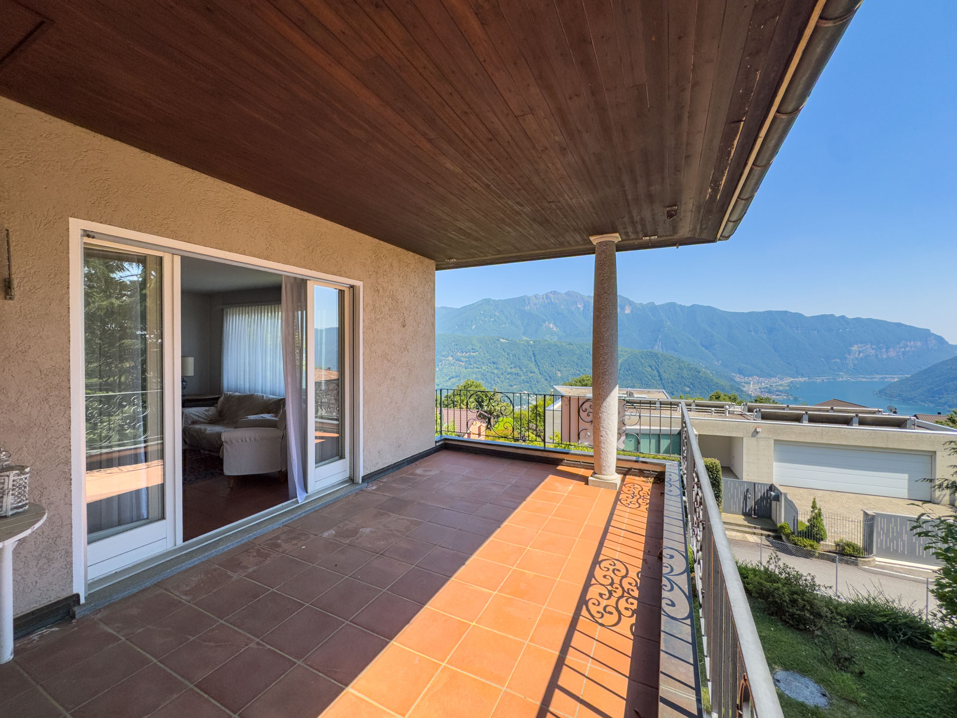 Villa con giardino e vista aperta sul golfo di Lugano in vendita a Carona