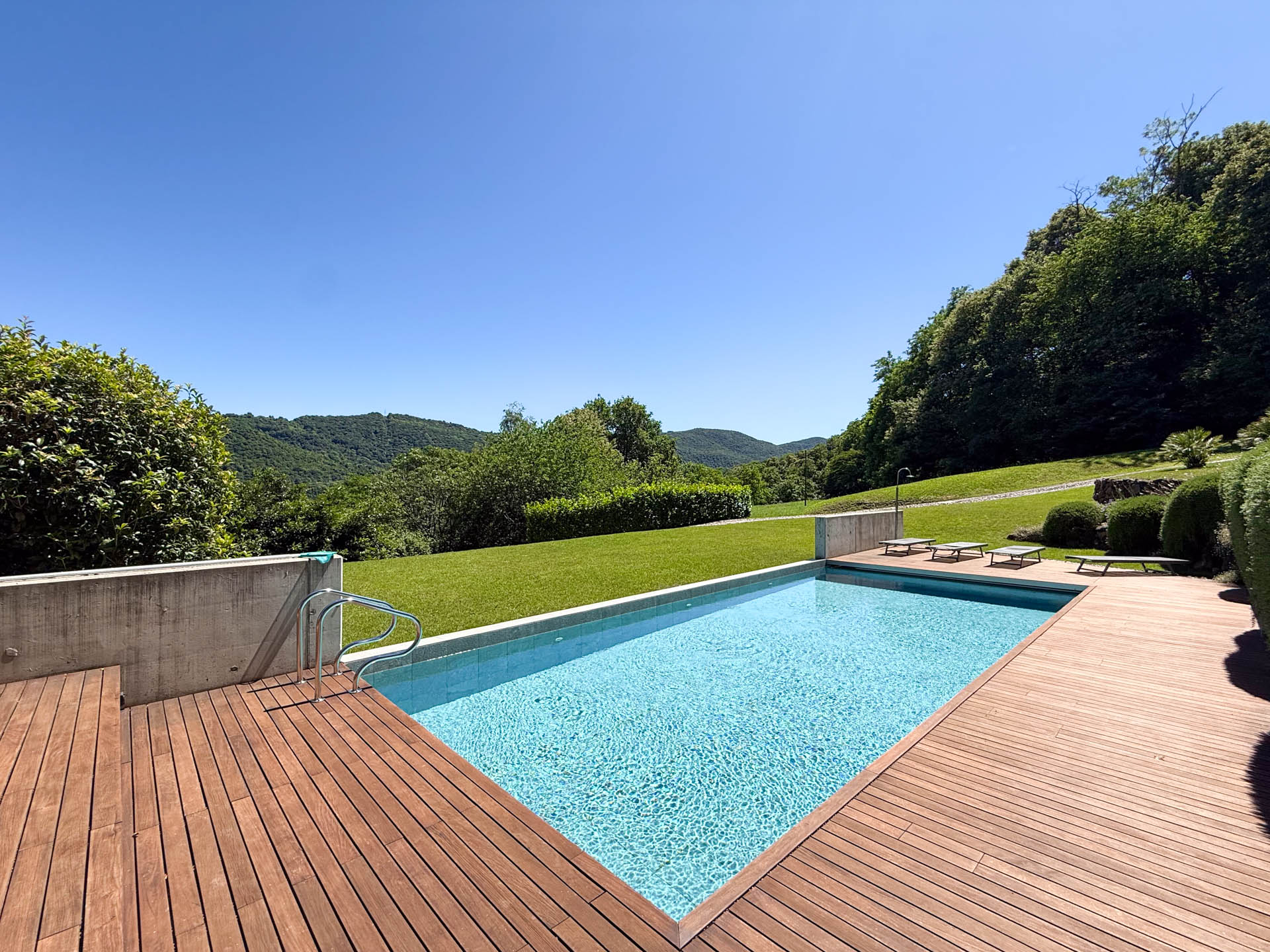 Appartamento con giardino e piscina in vendita a Montagnola Appartamento con giardino e piscina in vendita a Montagnola