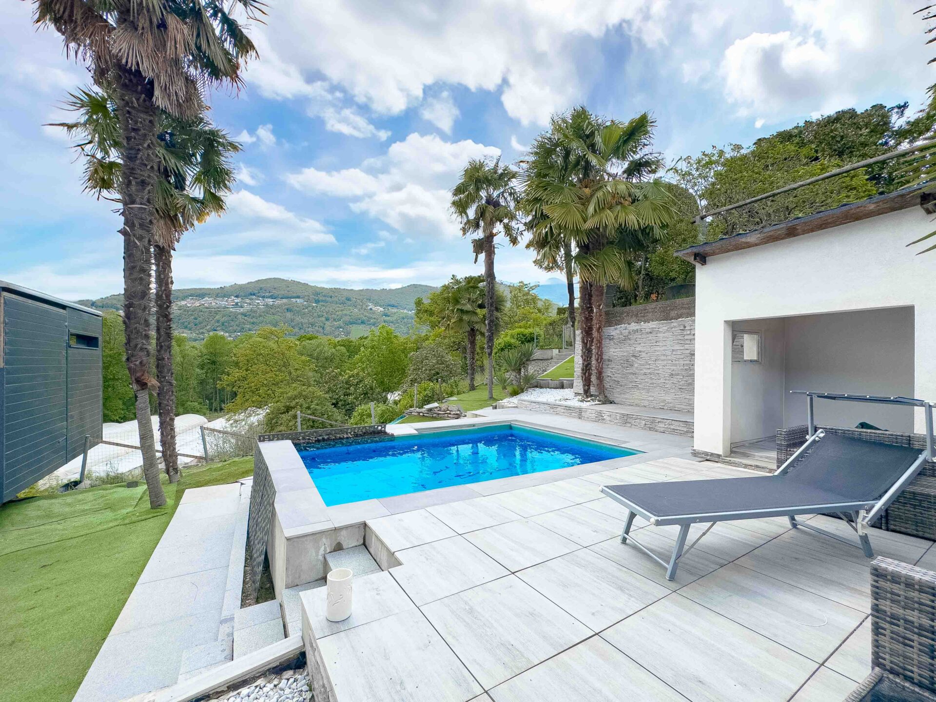 Grande villa con piscina e giardino vicina al lago