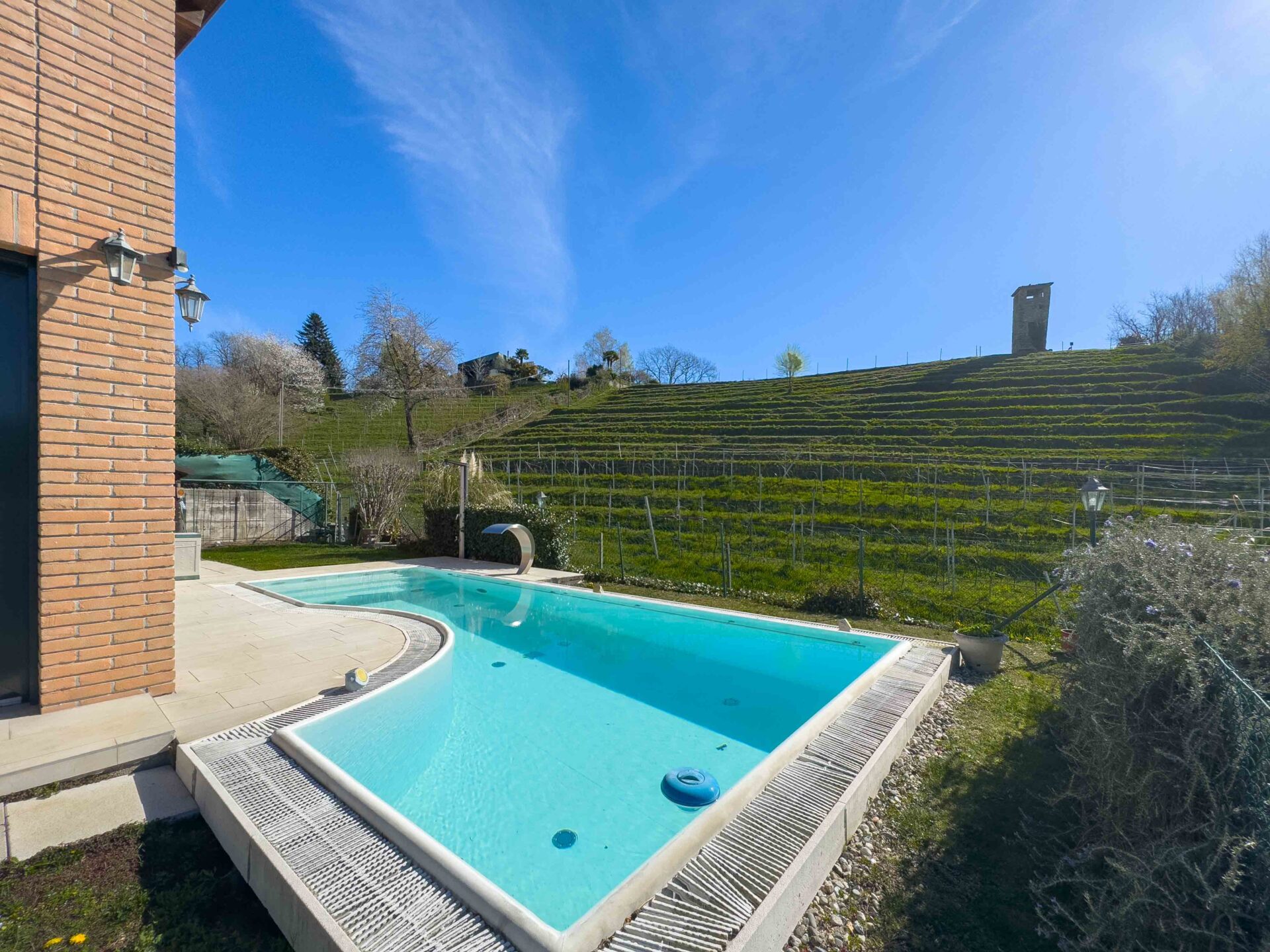 Casa unifamiliare con giardino e piscina in vendita a Bioggio. Anche come residenza secondaria