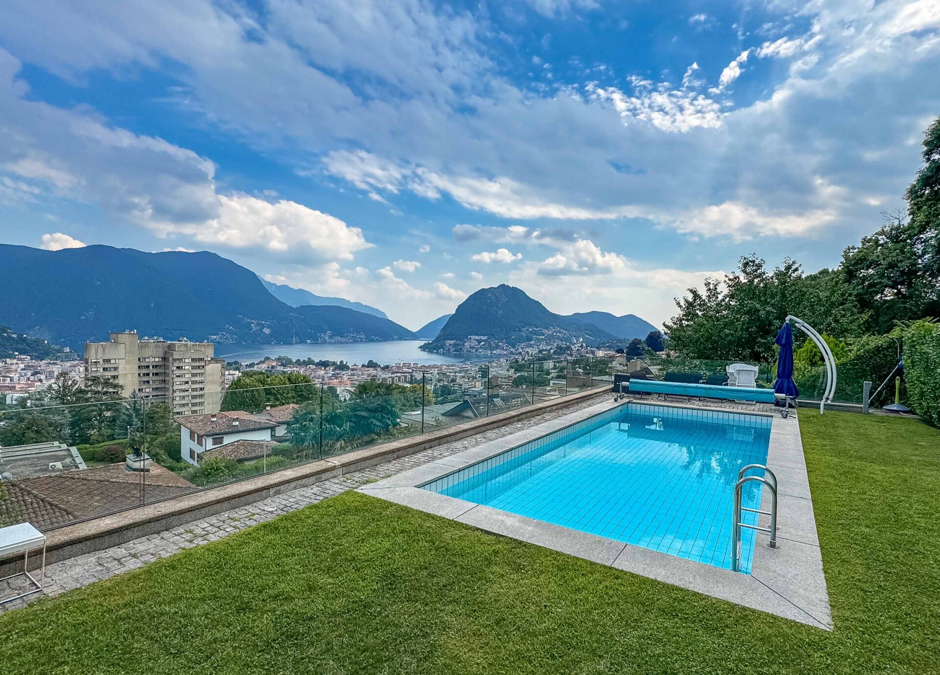 Prächtige Villa mit atemberaubendem Seeblick und Pool in Lugano zu verkaufen Prächtige Villa mit atemberaubendem Seeblick und Pool in Lugano zu verkaufen