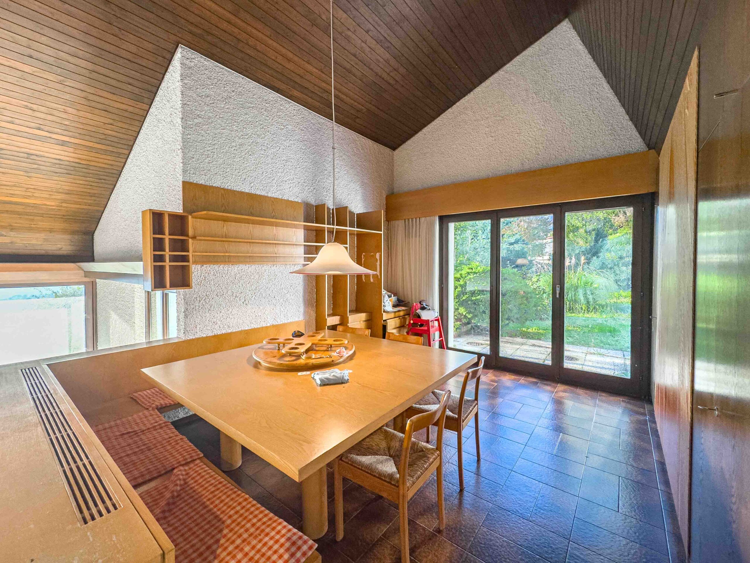 Villa con ampio giardino e vista aperta in vendita a Morbio Superiore in una zona residenziale Villa con ampio giardino e vista aperta in vendita a Morbio Superiore in una zona residenziale