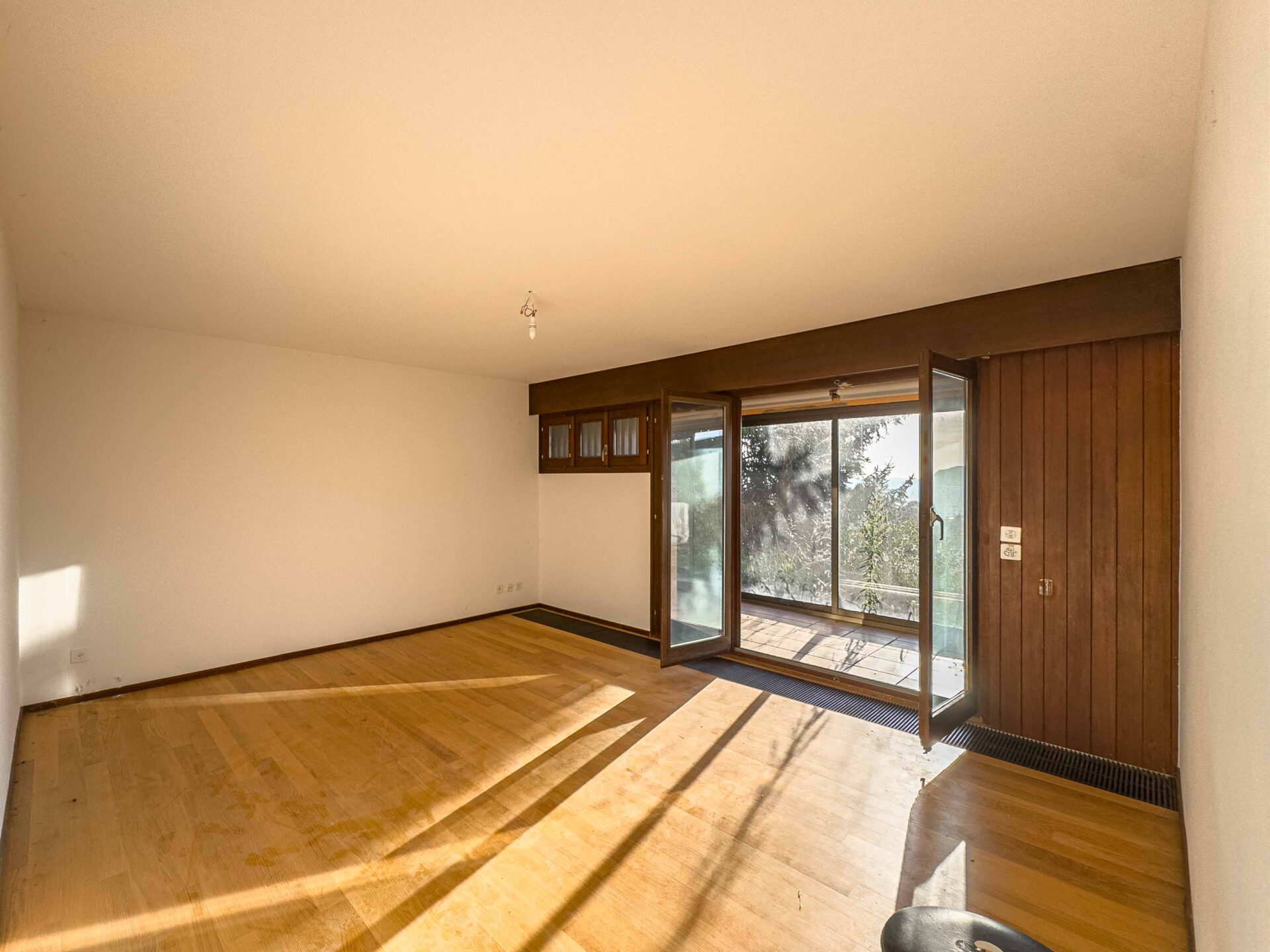 Villa con ampio giardino e vista aperta in vendita a Morbio Superiore in una zona residenziale Villa con ampio giardino e vista aperta in vendita a Morbio Superiore in una zona residenziale