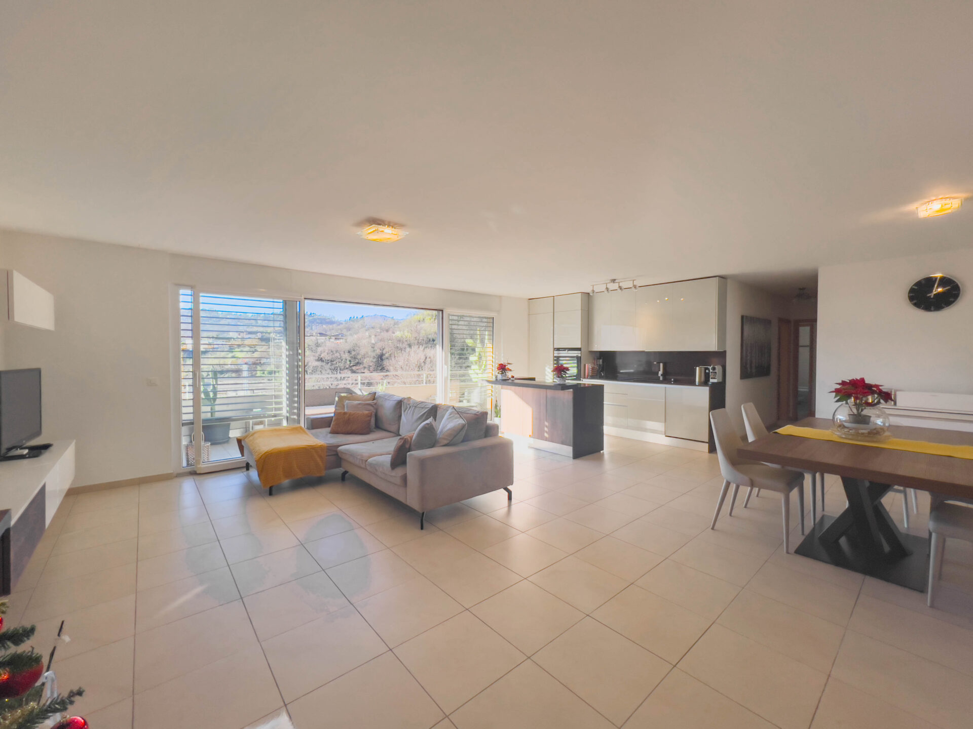 Spacious and modern 3.5-room apartment for sale in Pazzallo