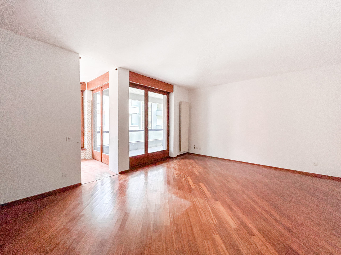 Spacious 2.5-room apartment for sale in Lugano within walking distance of downtown and the lakefront