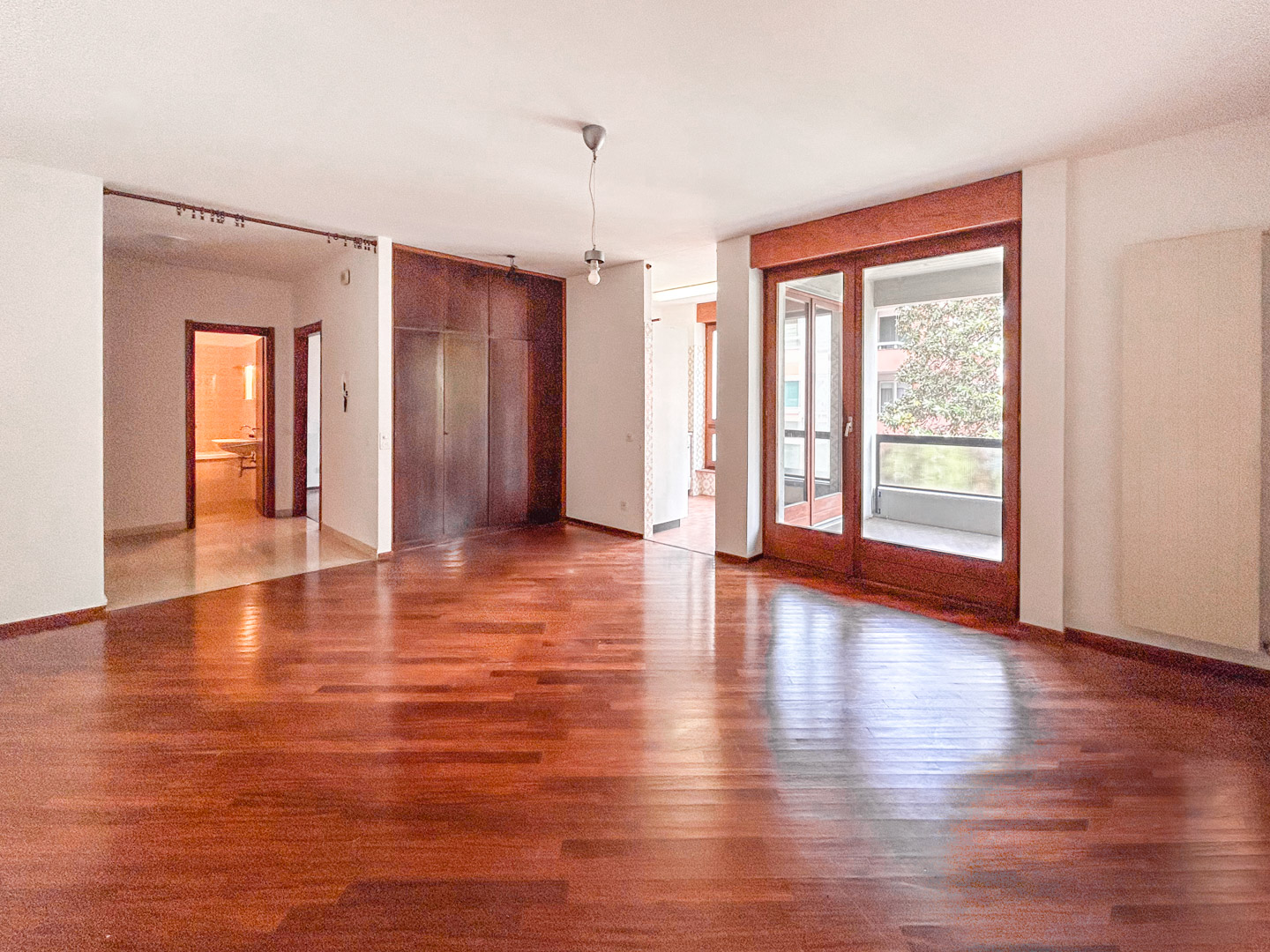Spacious 2.5-room apartment for sale in Lugano within walking distance of downtown and the lakefront