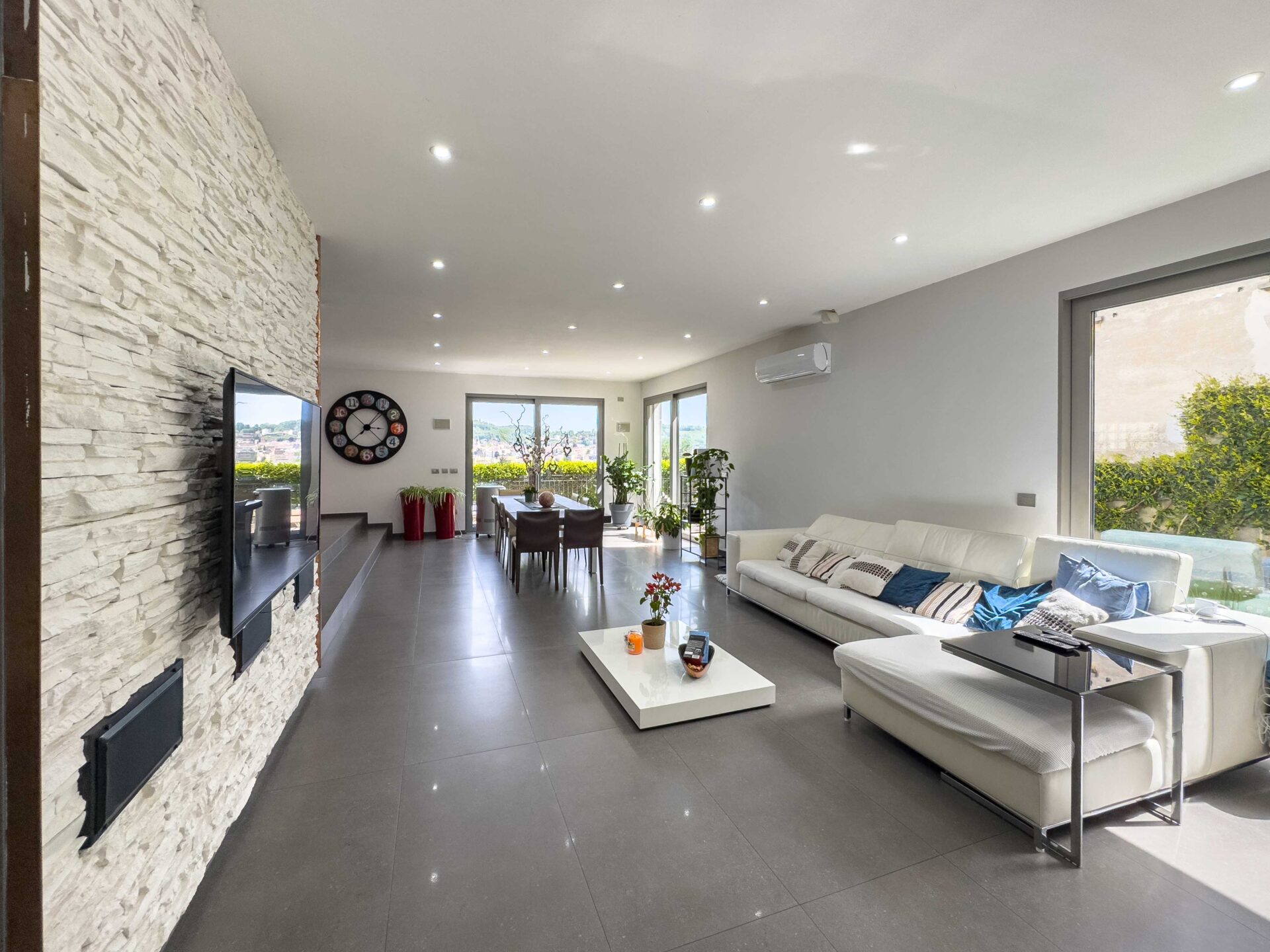 Gorgeous house with open views for sale in Rancate