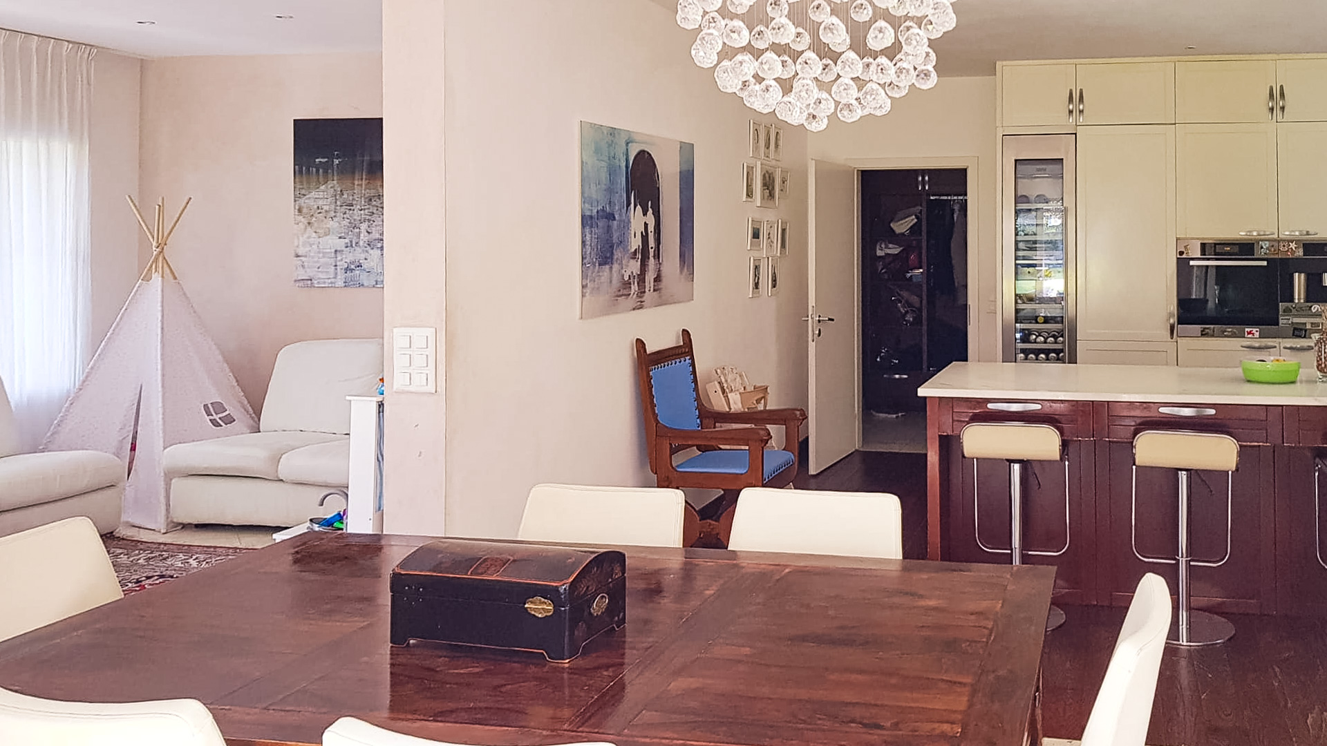 Large, bright single-family home for sale in Melano