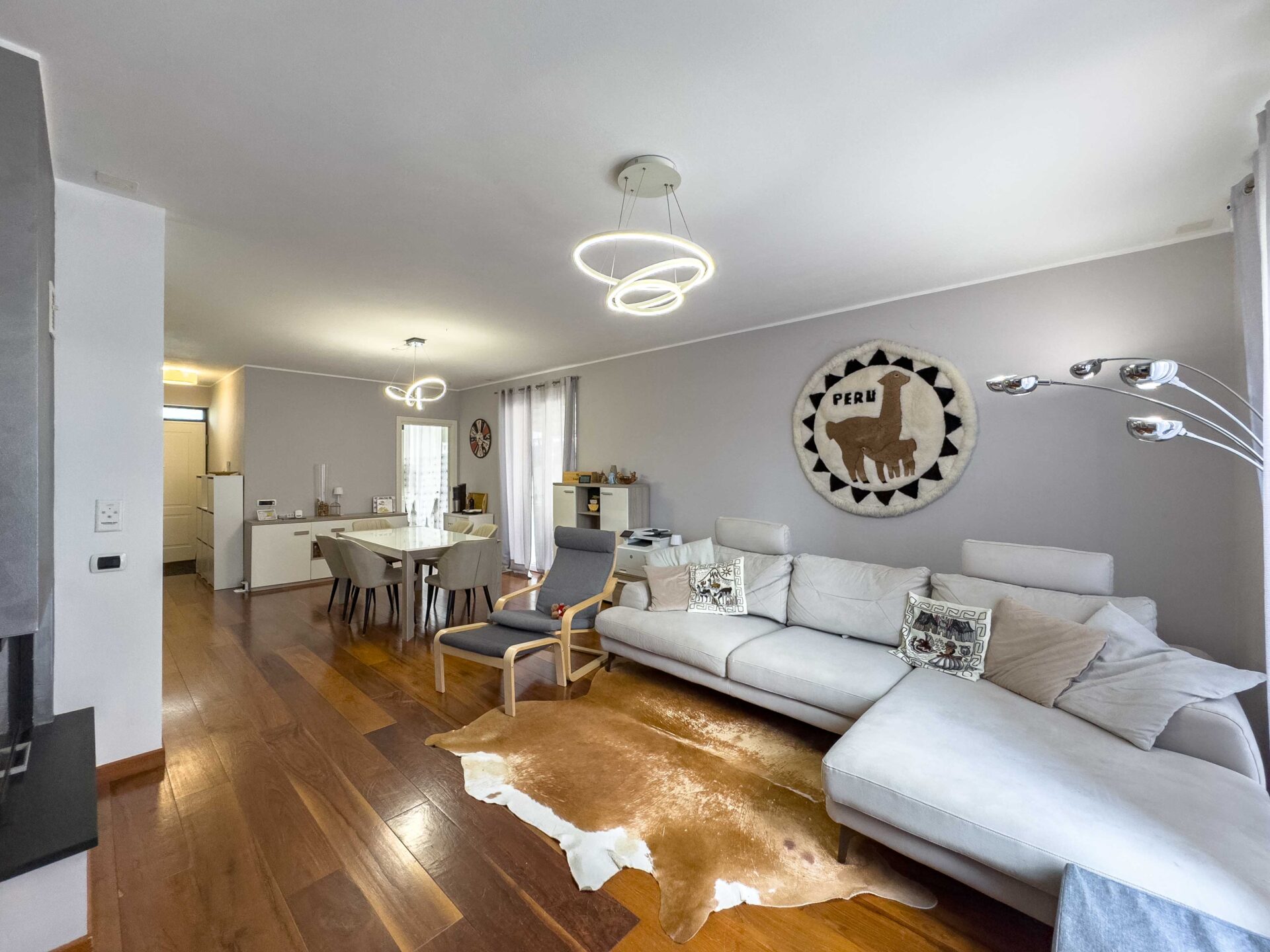 Grande e luminosa casa gemella con tetto-terrazza in vendita a Melano.