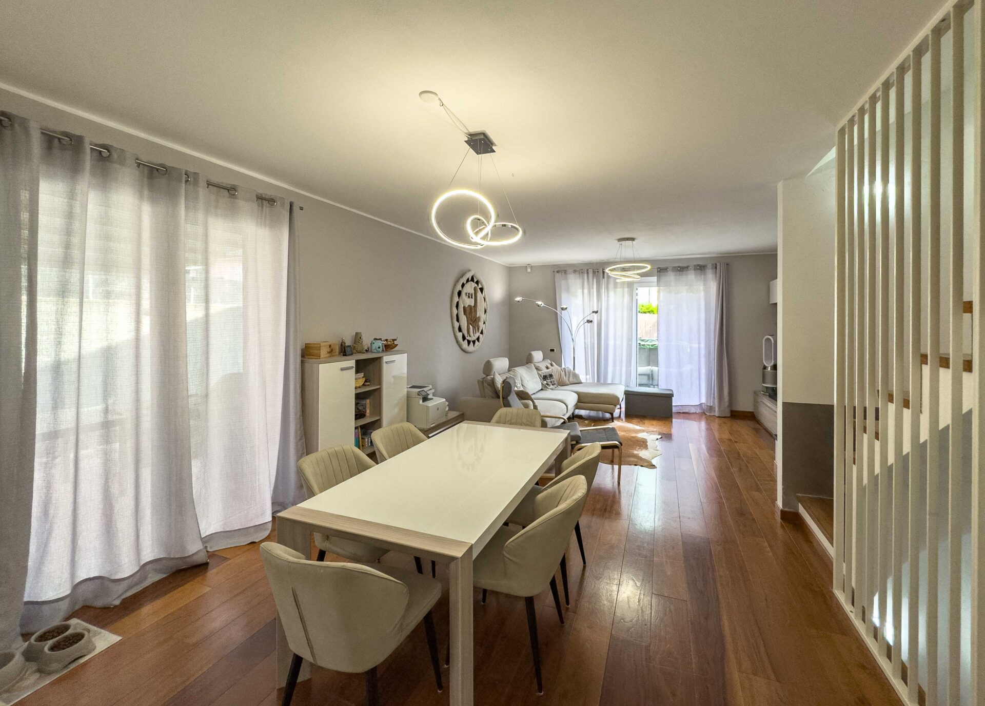 Grande e luminosa casa gemella con tetto-terrazza in vendita a Melano.