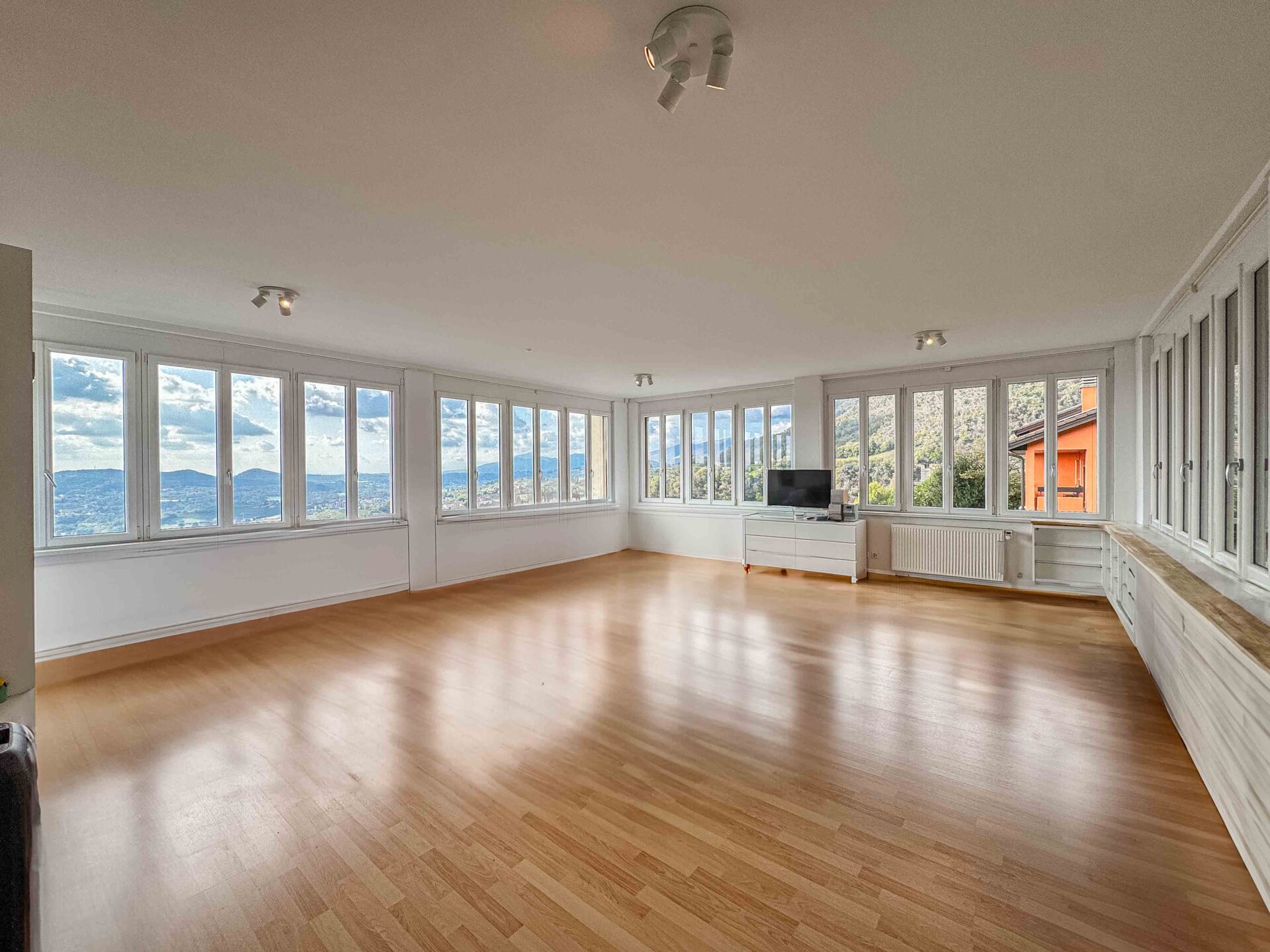 Large house with open views for sale in Morbio Superiore in a quiet and dominant area Large house with open views for sale in Morbio Superiore in a quiet and dominant area