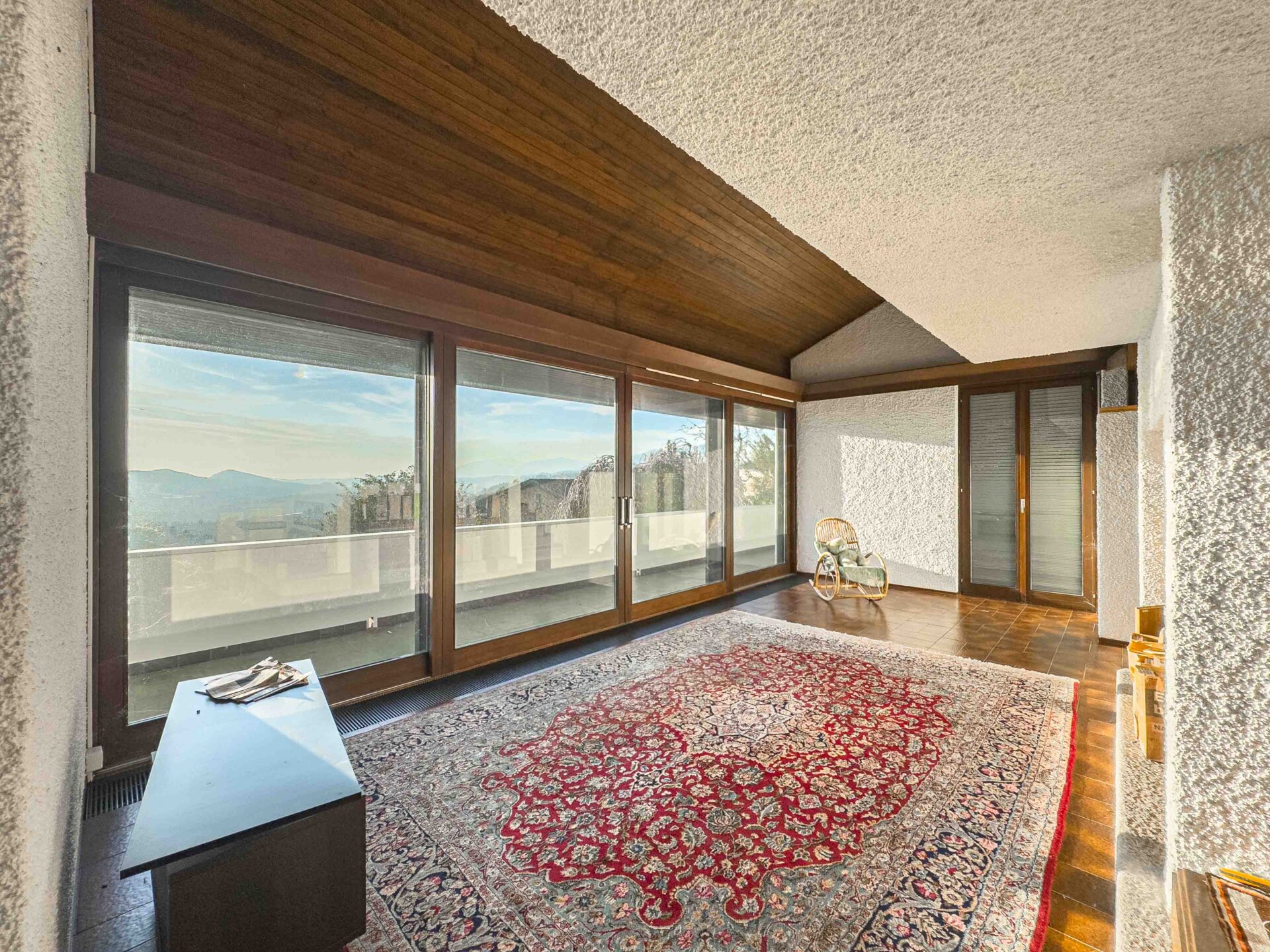 Villa con ampio giardino e vista aperta in vendita a Morbio Superiore in una zona residenziale Villa con ampio giardino e vista aperta in vendita a Morbio Superiore in una zona residenziale