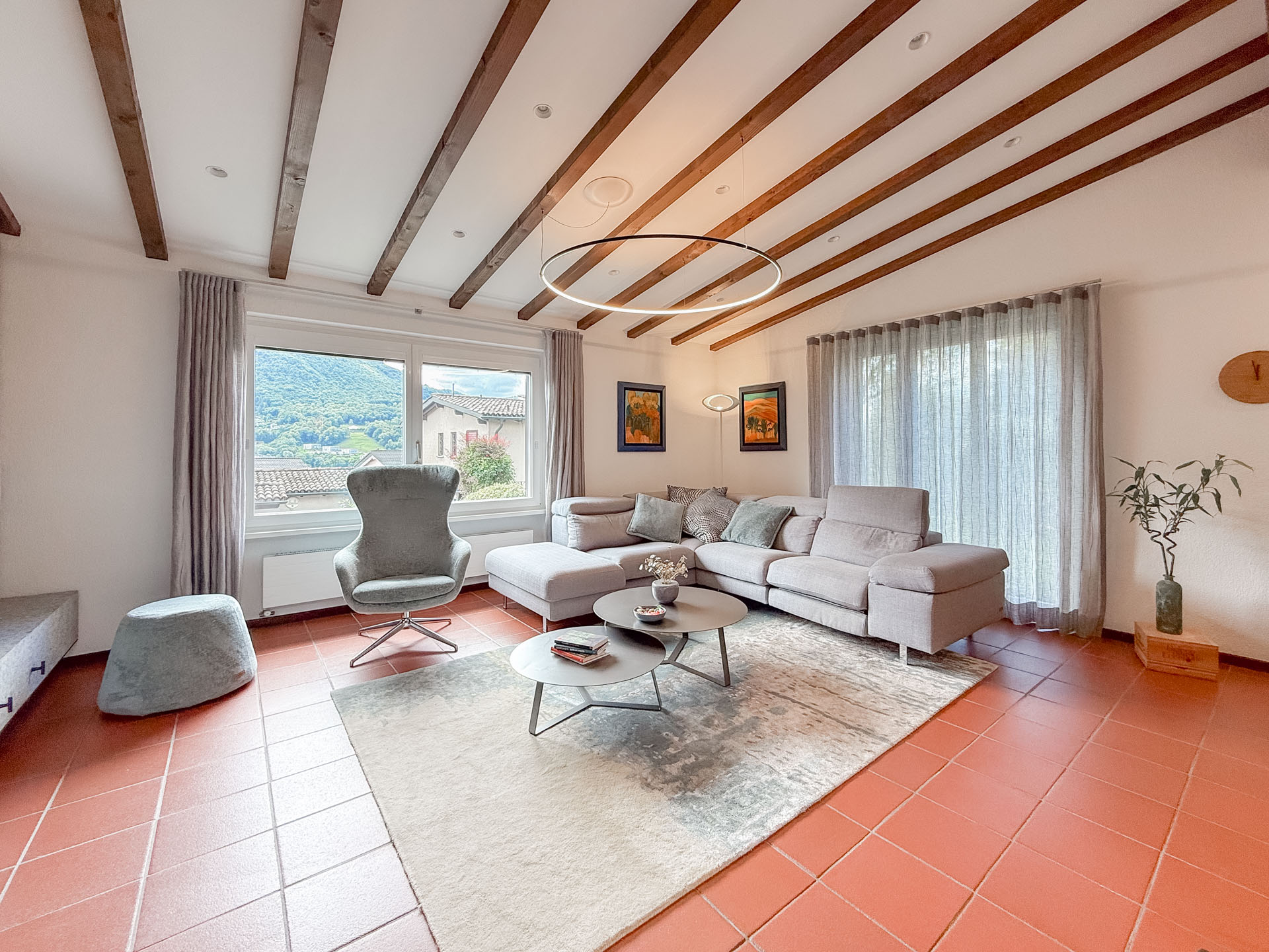 Elegante casa con giardino in vendita a Collina d’Oro