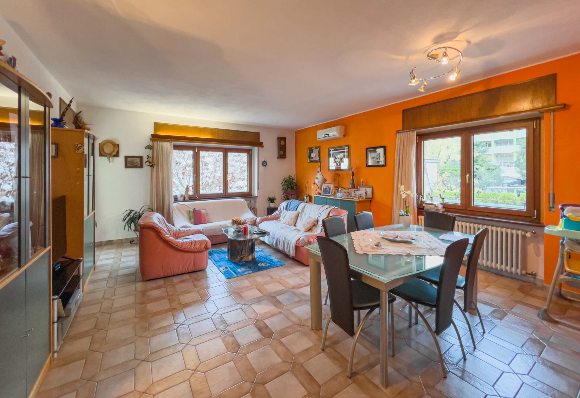 House with garden for sale in Sementina in a leafy residential area