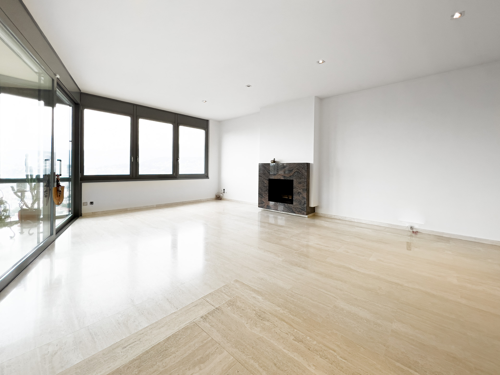 Villa with a swimming pool and a garden for sale in Lugano, in a privileged position in the district of Pregassona Villa with a swimming pool and a garden for sale in Lugano, in a privileged position in the district of Pregassona