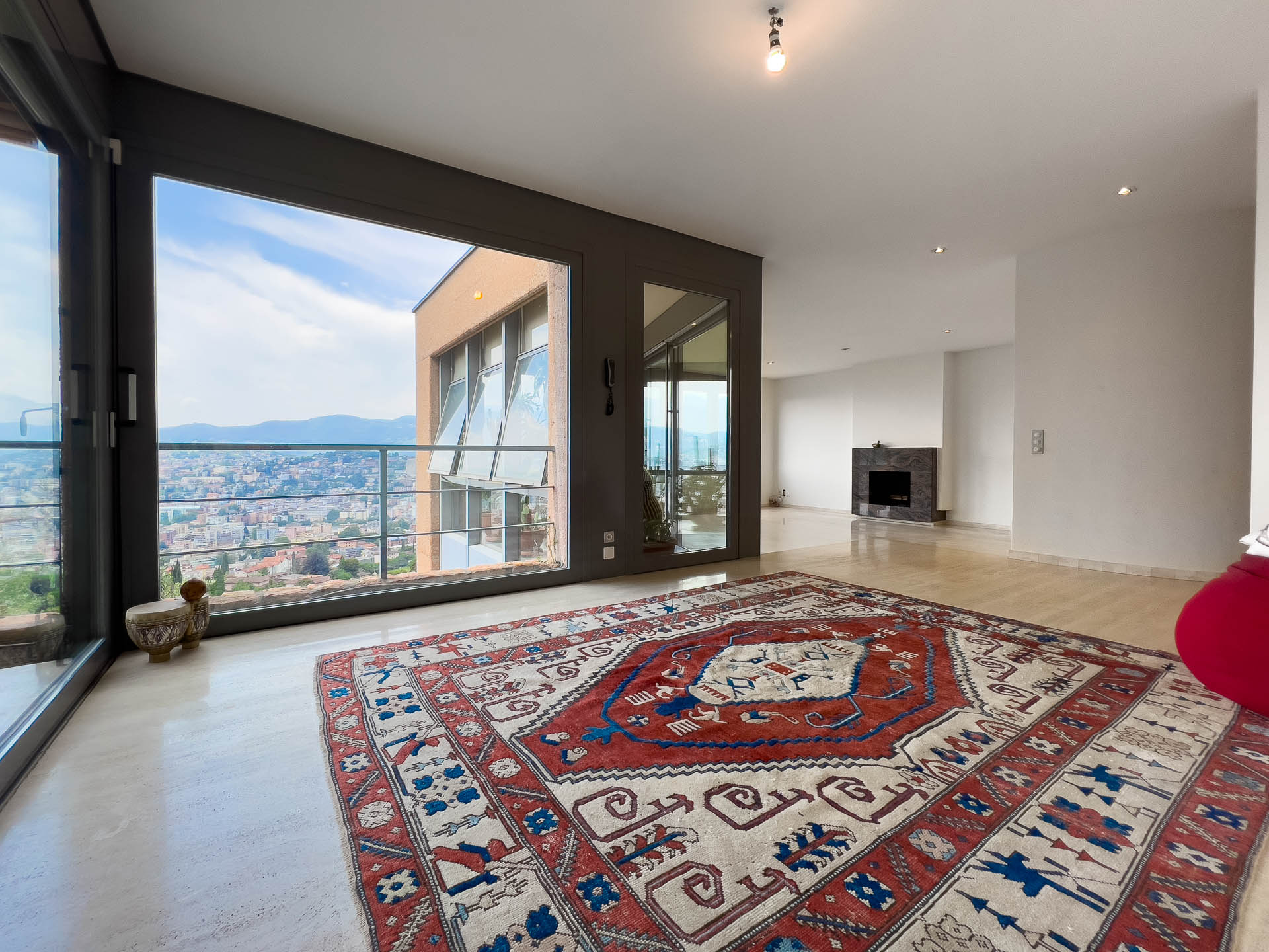 Villa with a swimming pool and a garden for sale in Lugano, in a privileged position in the district of Pregassona Villa with a swimming pool and a garden for sale in Lugano, in a privileged position in the district of Pregassona