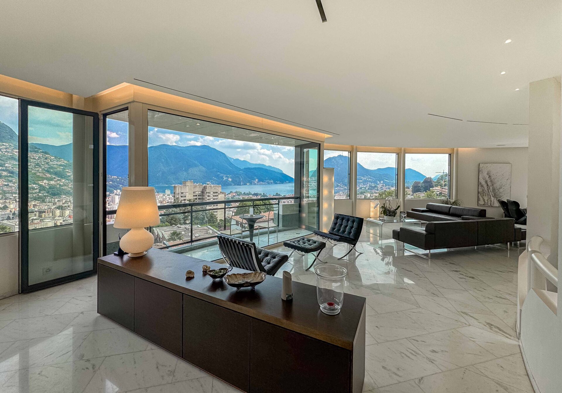 Prächtige Villa mit atemberaubendem Seeblick und Pool in Lugano zu verkaufen Prächtige Villa mit atemberaubendem Seeblick und Pool in Lugano zu verkaufen